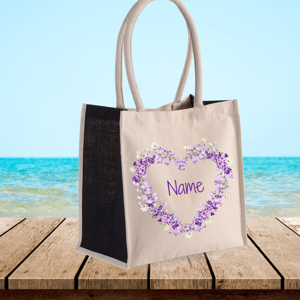 Beige Tasche mit lila Blumenherz und personalisiertem Namen.