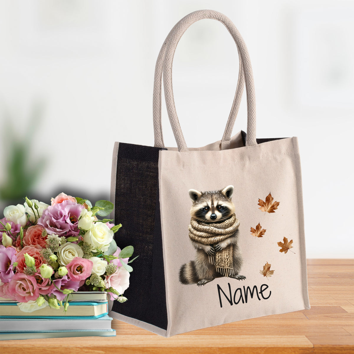 Beige Tasche mit Waschbär-Design und personalisierbarem Namen.