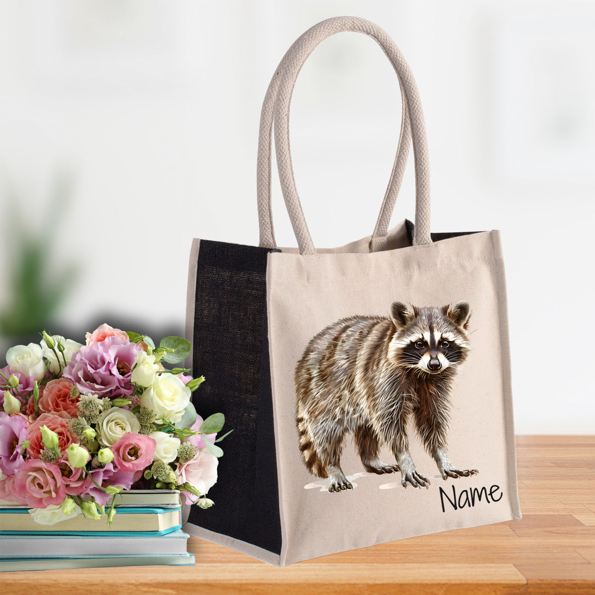 Beige Tragetasche mit Waschbär-Motiv und personalisierbarem Namen.