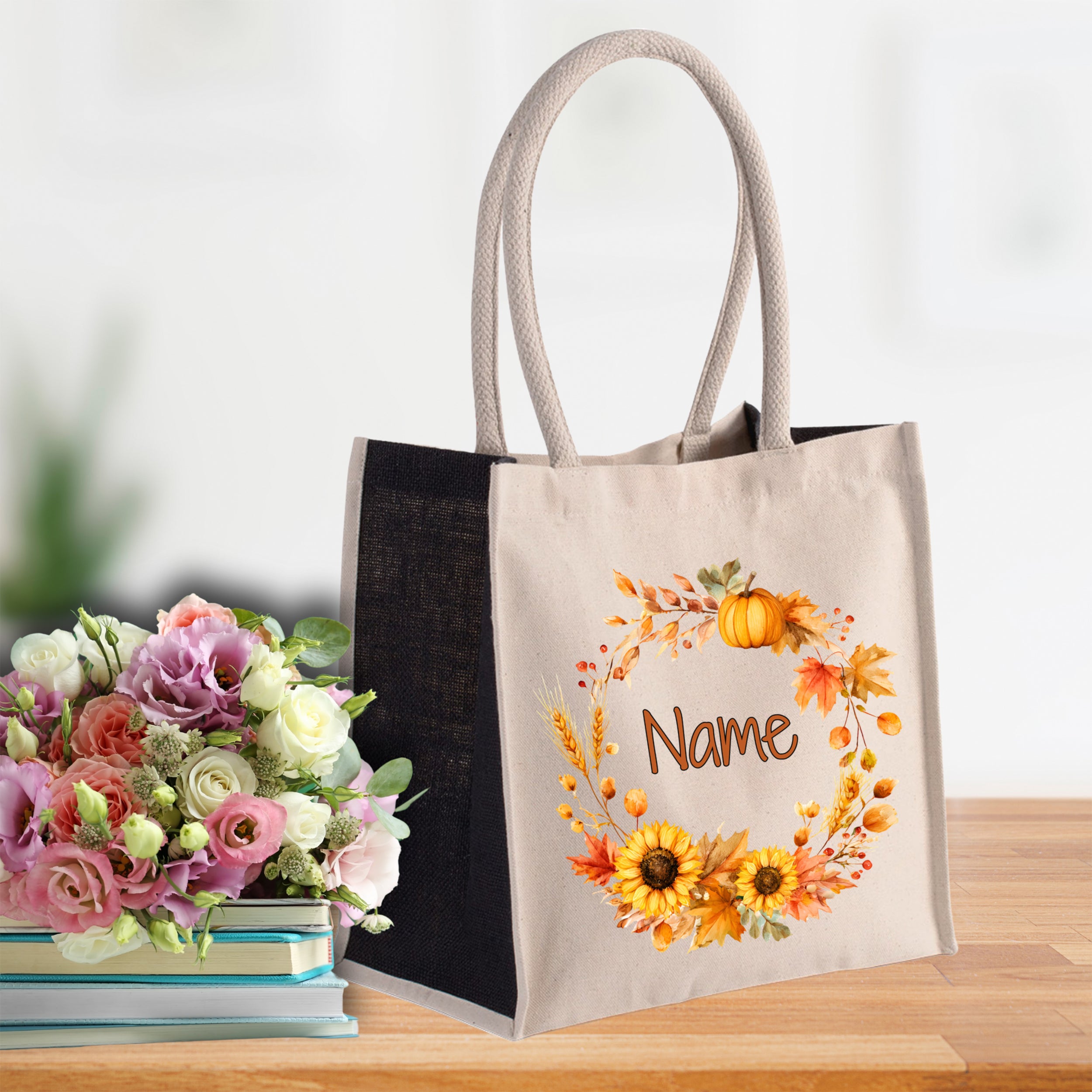 Beige Tragetasche mit herbstlichen Blumen und personalisiertem Namen.