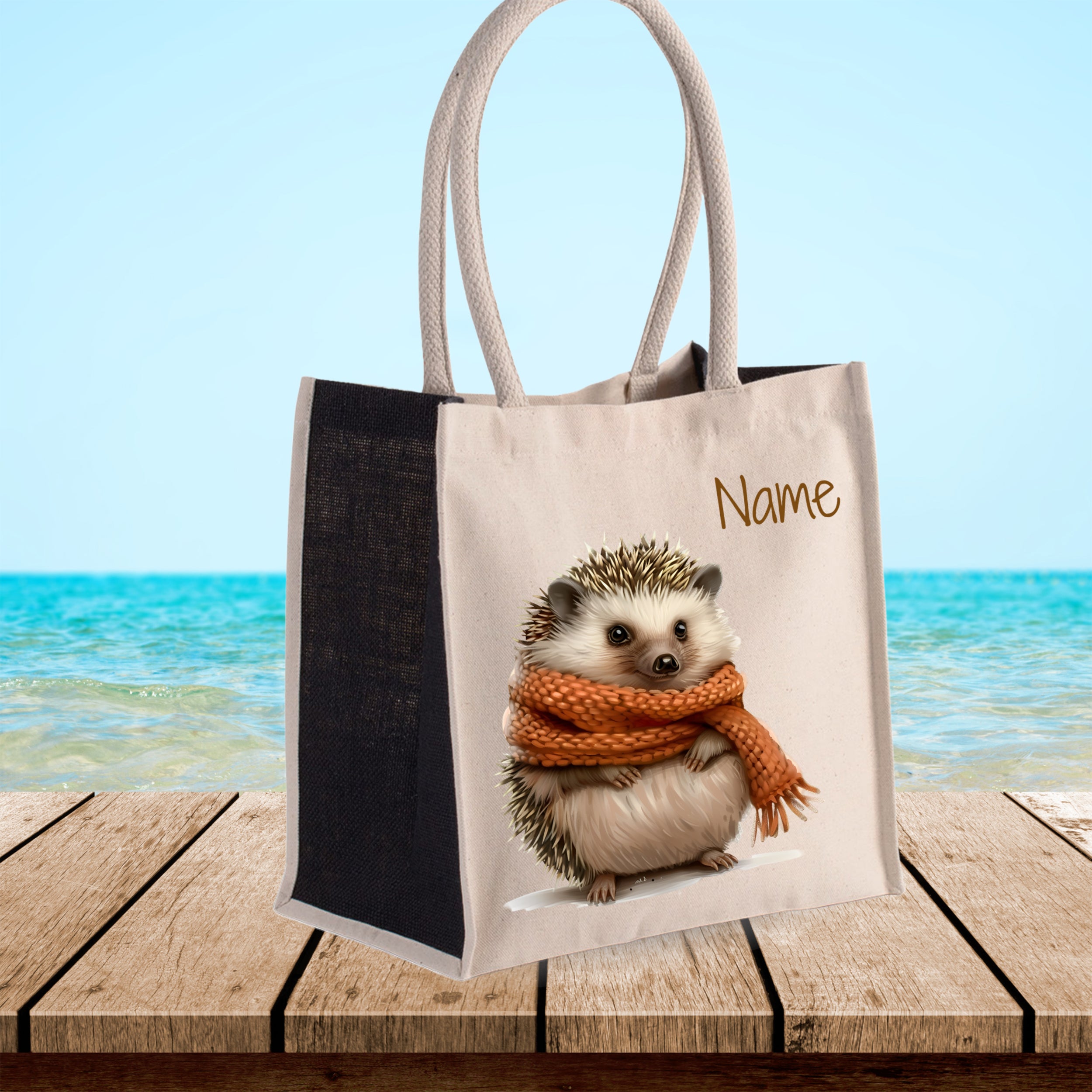 Beige Tasche mit Igel-Motiv und orangefarbener Schal.