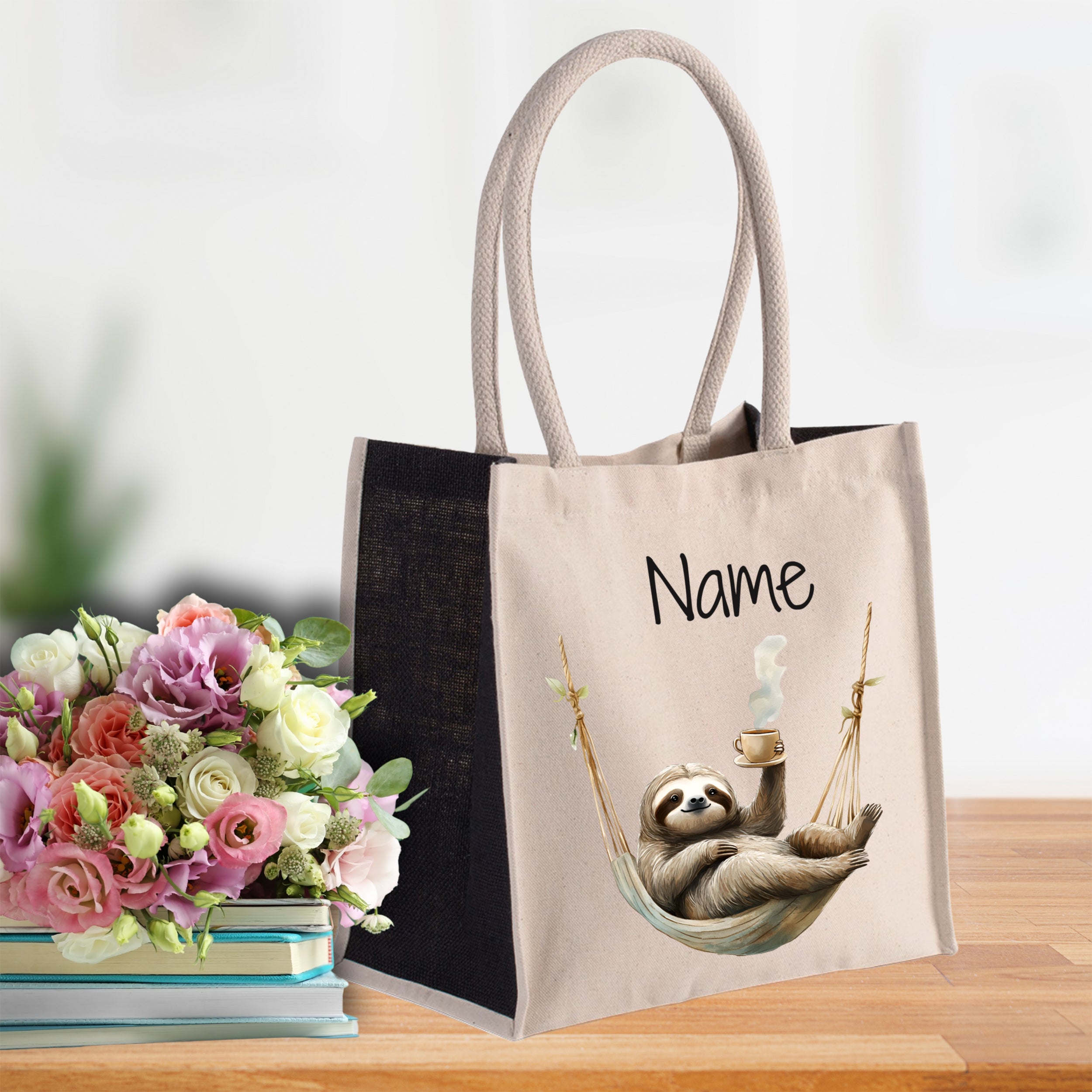 Beige Tasche mit Faultier und personalisierbarem Namen.