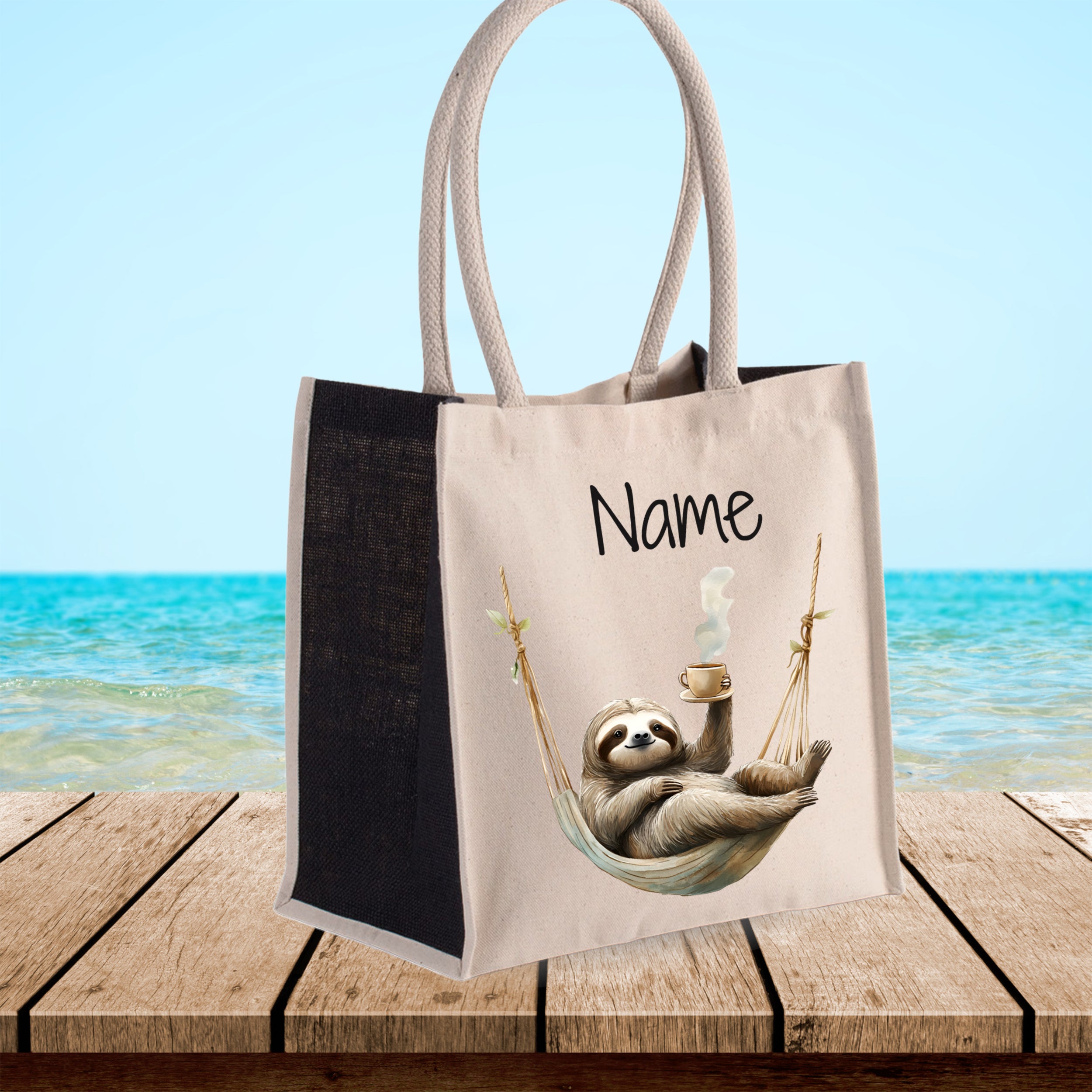 Beige Tasche mit Faultier und personalisierbarem Namen.