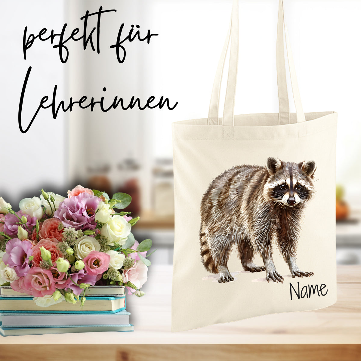Beige Tasche mit Waschbär-Illustration und personalisierbarem Namen.