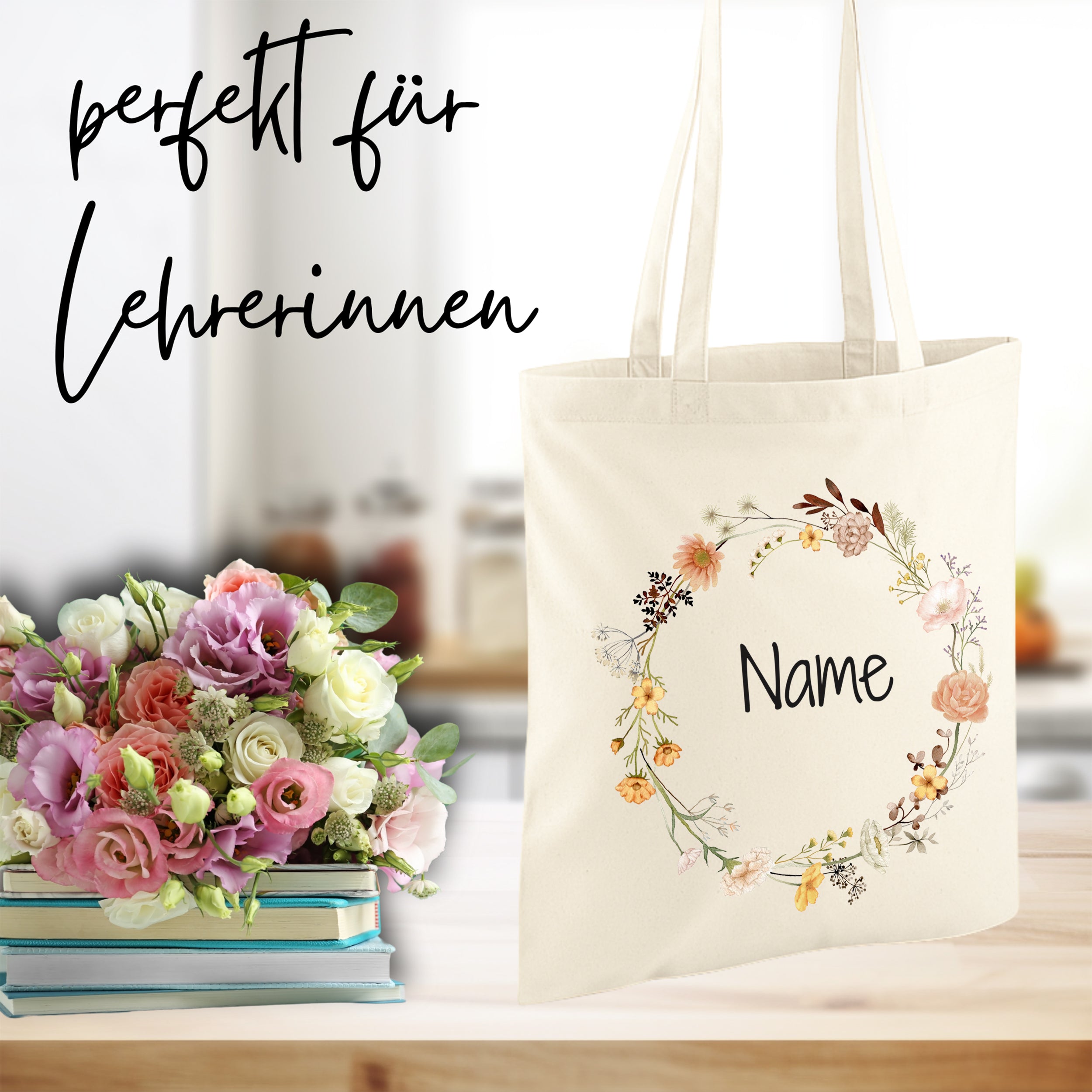 Beige Baumwolltasche mit floralem Design und personalisierbarem Namen.