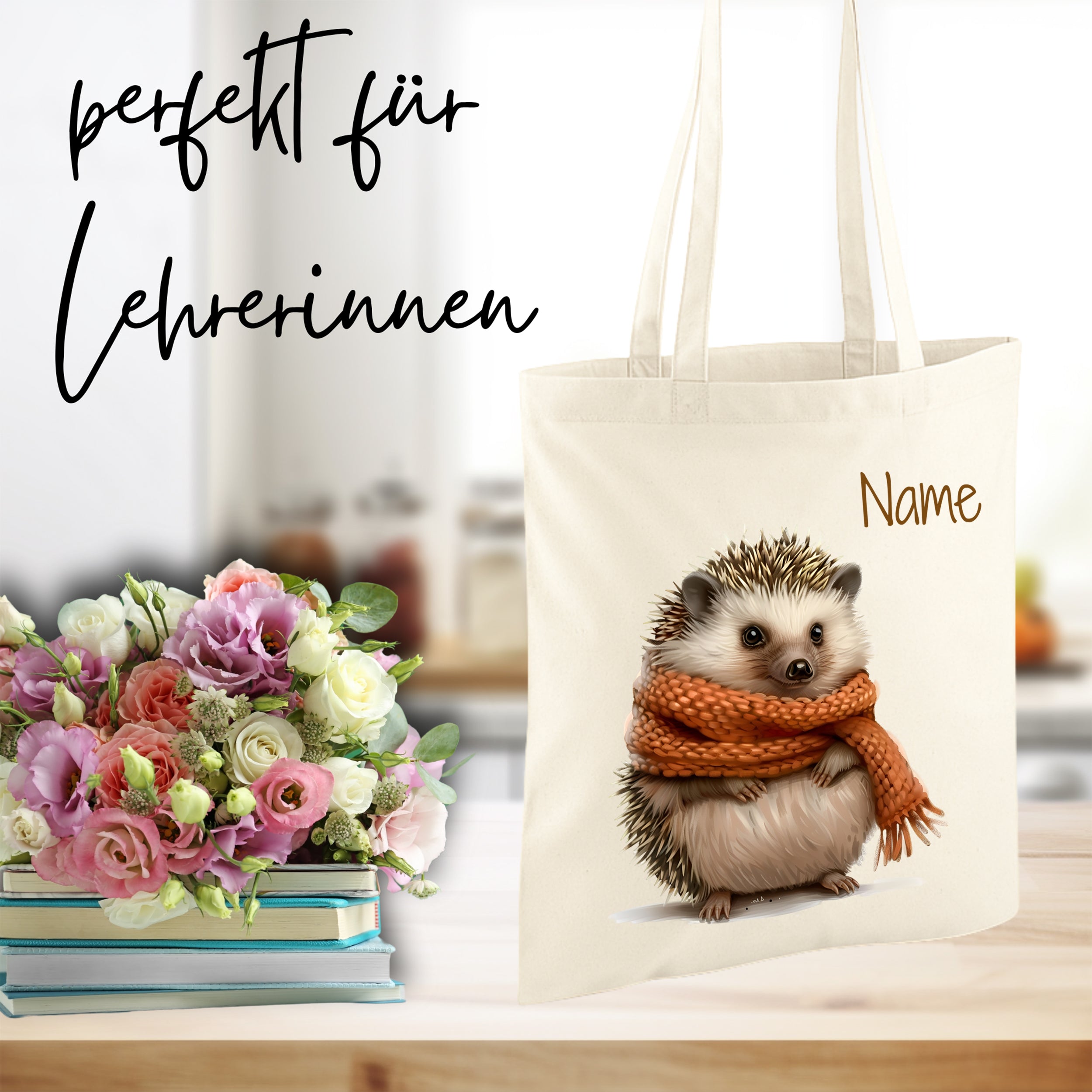 Beige Tasche mit Igel und orangefarbenem Schal.
