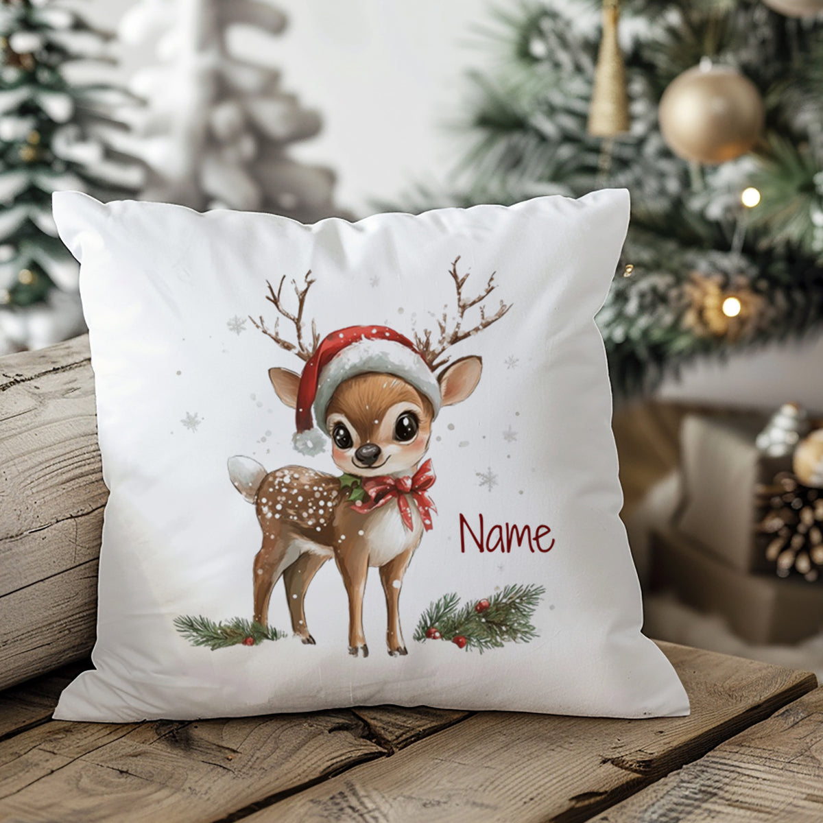 Kissen mit niedlichem Reh, rotem Weihnachtsmütze und personalisierbarem Namen.