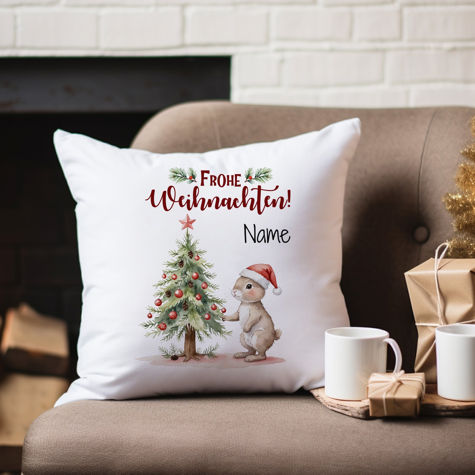 Weißes Kissen mit Weihnachtsmotiv und personalisierbarem Namen.