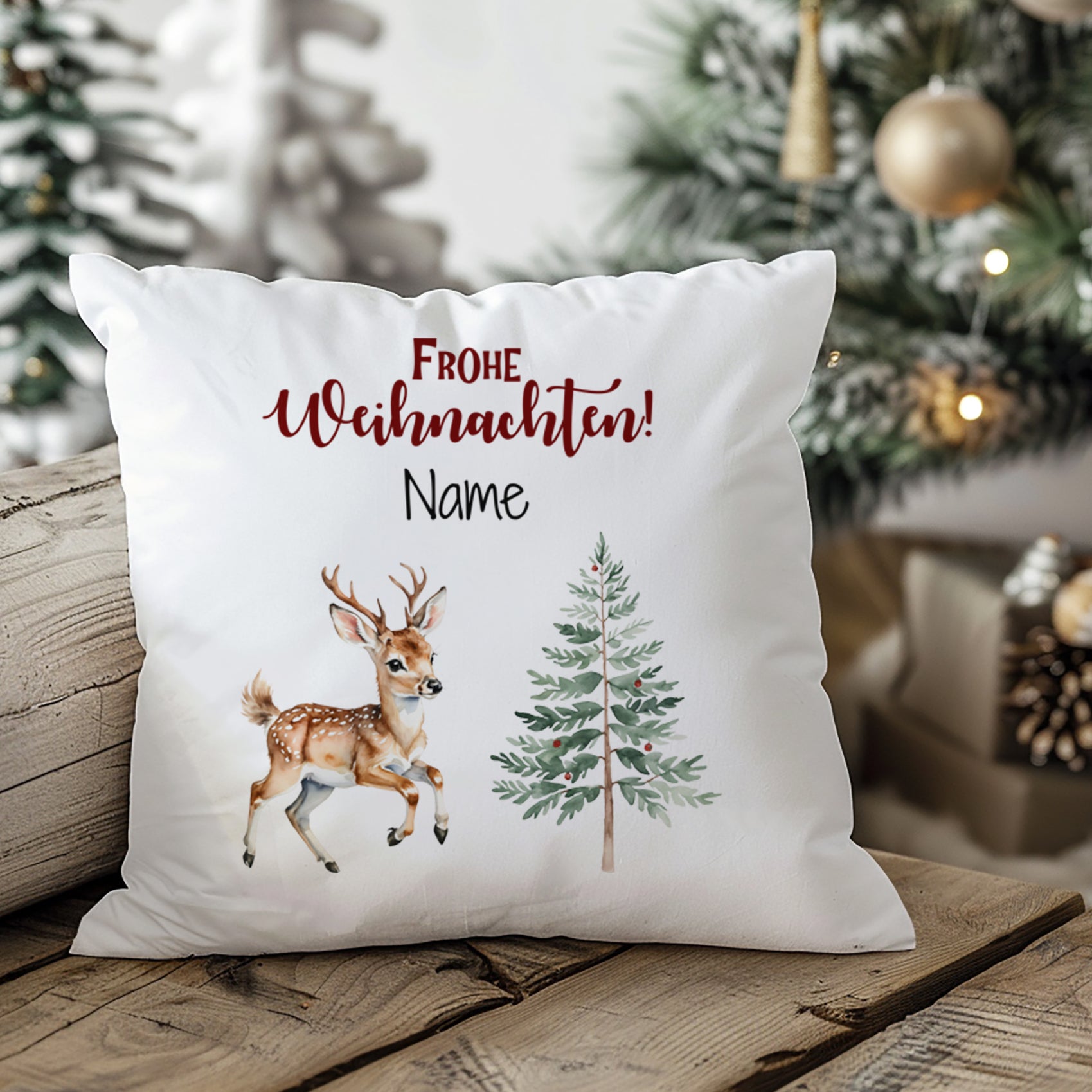 Weihnachtliches Kissen mit Rentier und Tannenbaum, weiß.