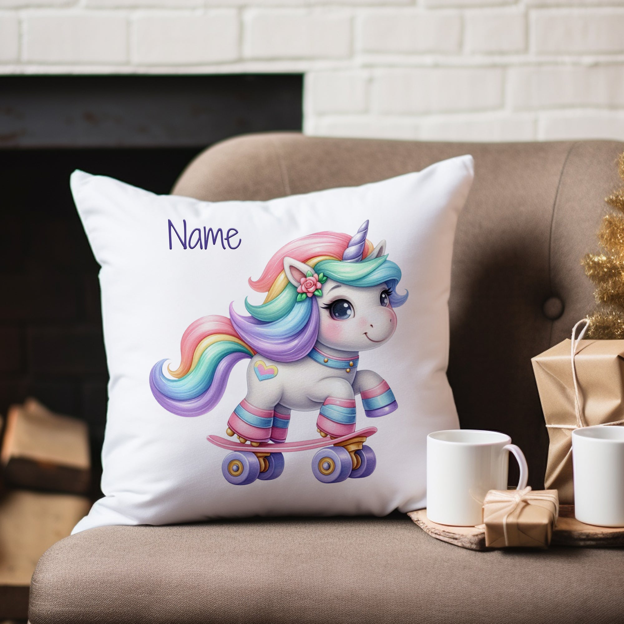 Kissen mit buntem Einhorn auf Skateboard, personalisierbar.