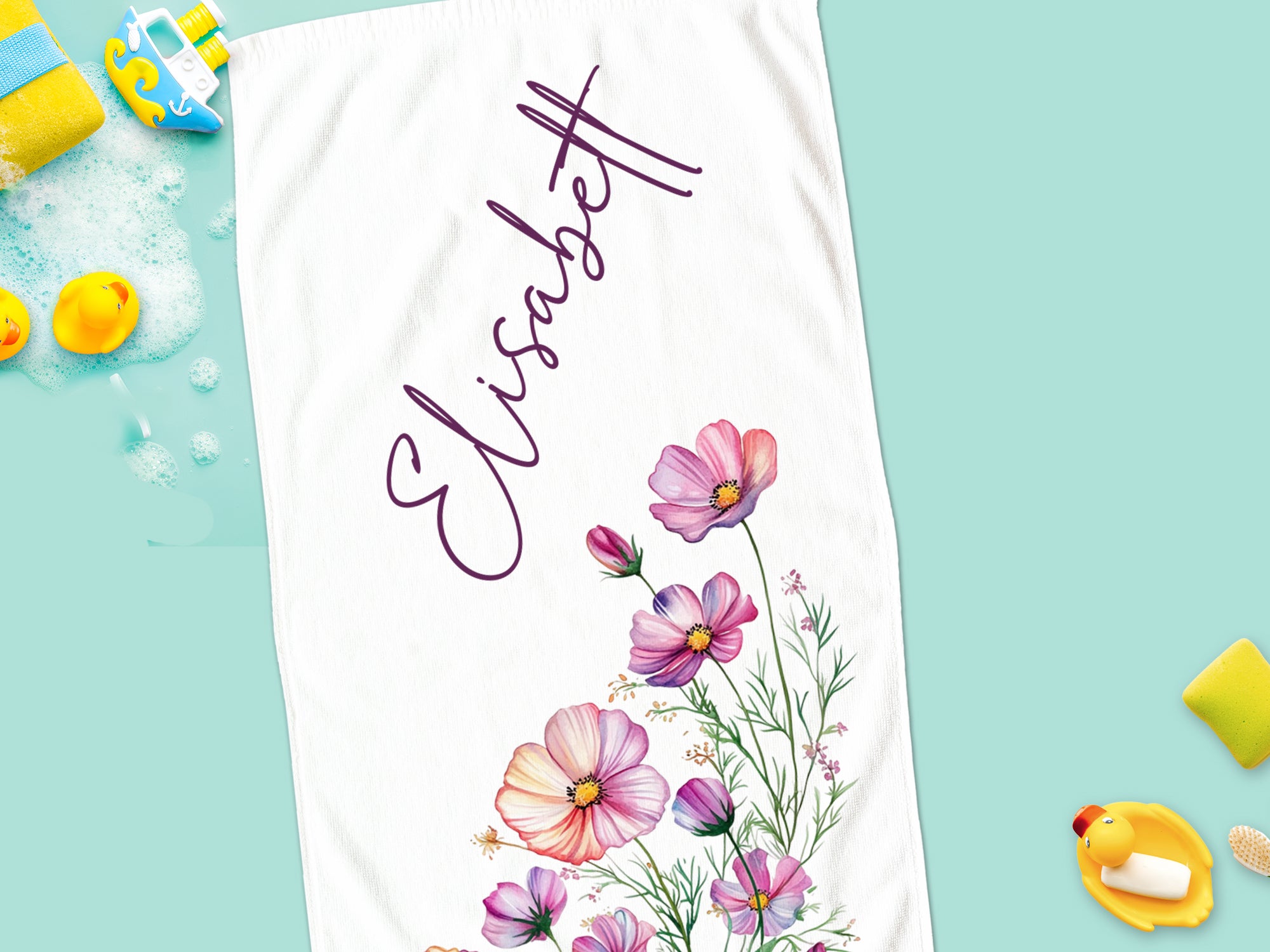 Weißes Handtuch mit bunten Blumen und Name "Elisabeth".
