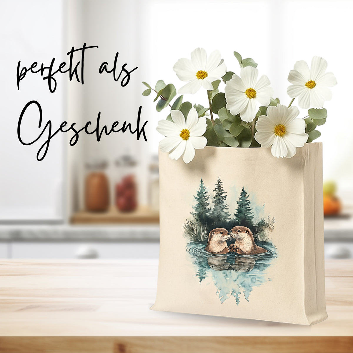 Beige Tasche mit Ottern und Blumen als Geschenk.