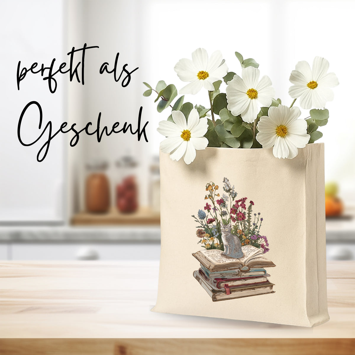 Beige Geschenktüte mit Blumen und Buchillustration.