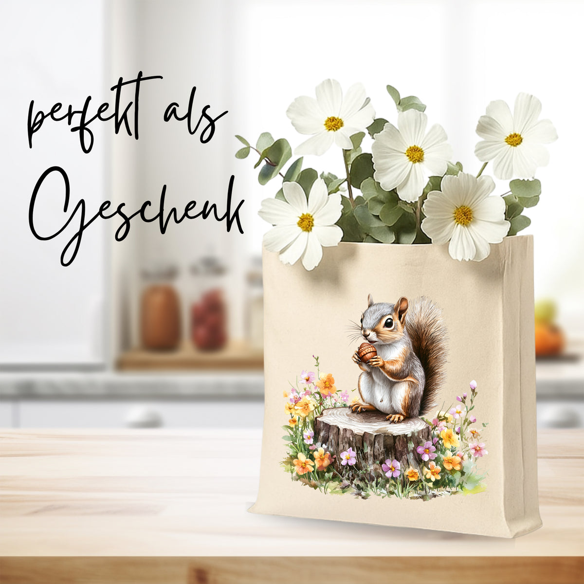 Beige Geschenktüte mit Eichhörnchen und Blumen.