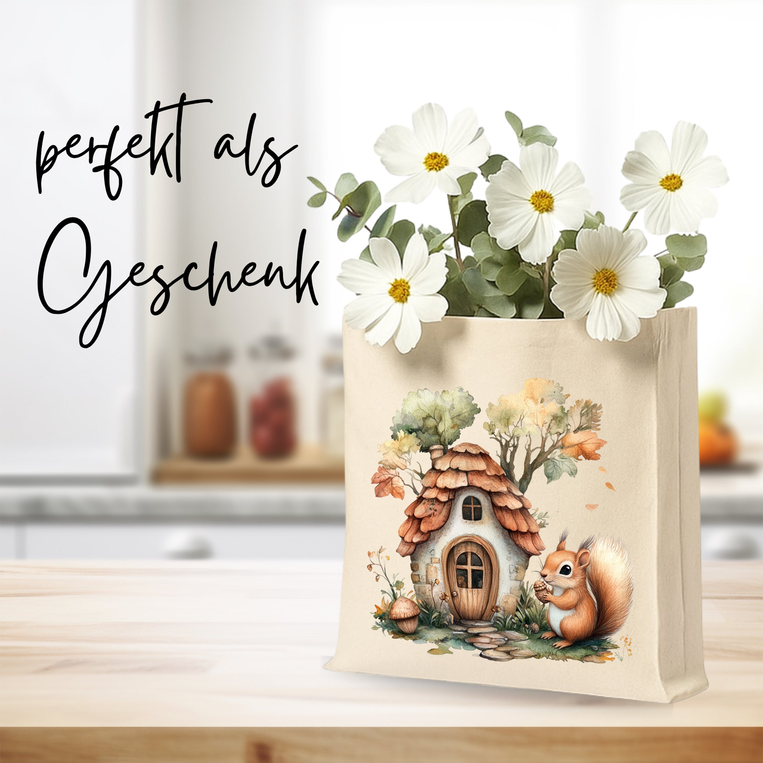 Geschenktüte mit Eichhörnchen und Blumenmotiv, beige.