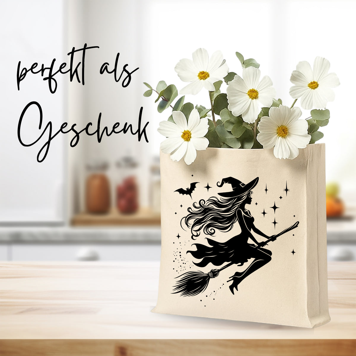 Beige Tasche mit Hexenmotiv und Blumenarrangement.