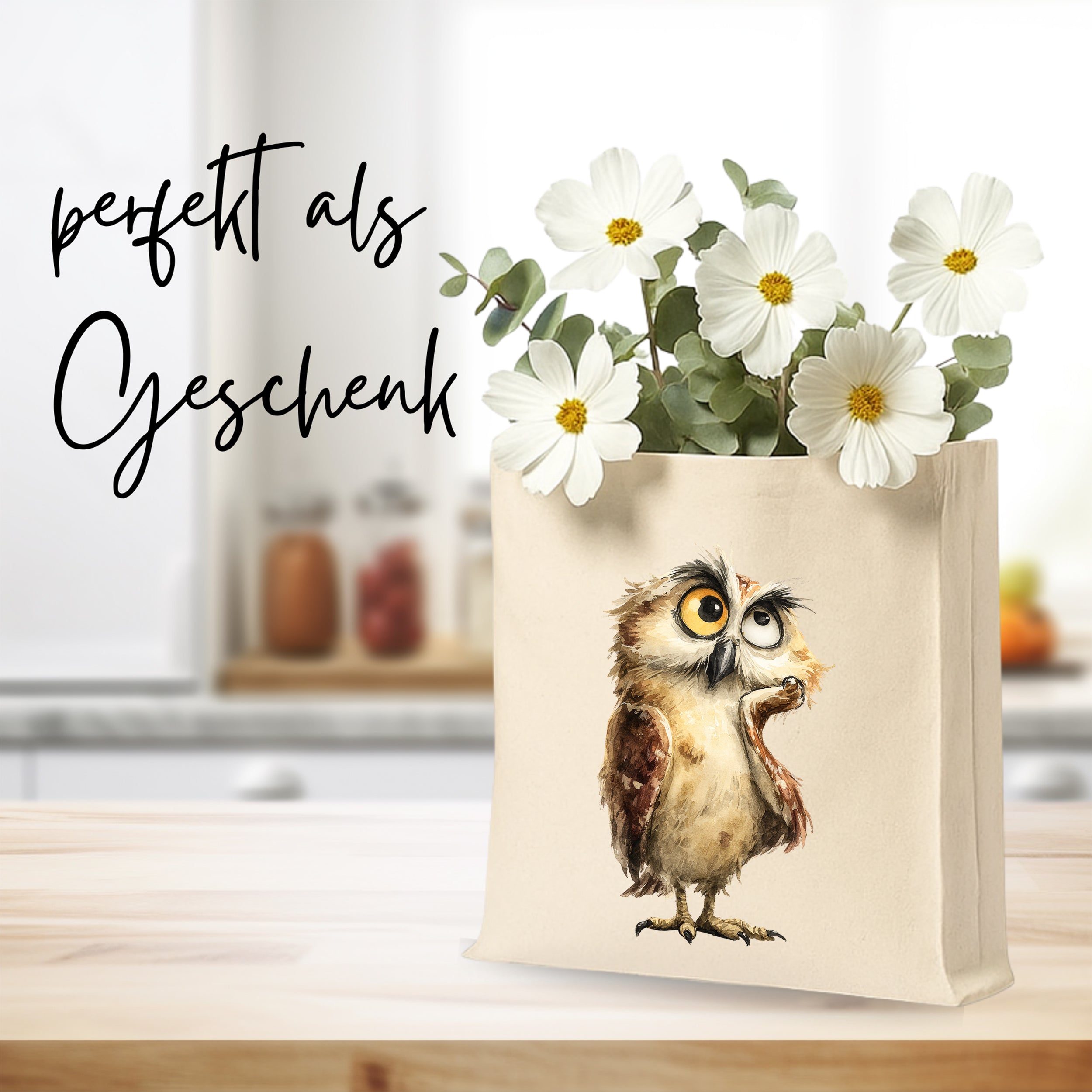 Beige Tasche mit Eulenmotiv und weißen Blumen.