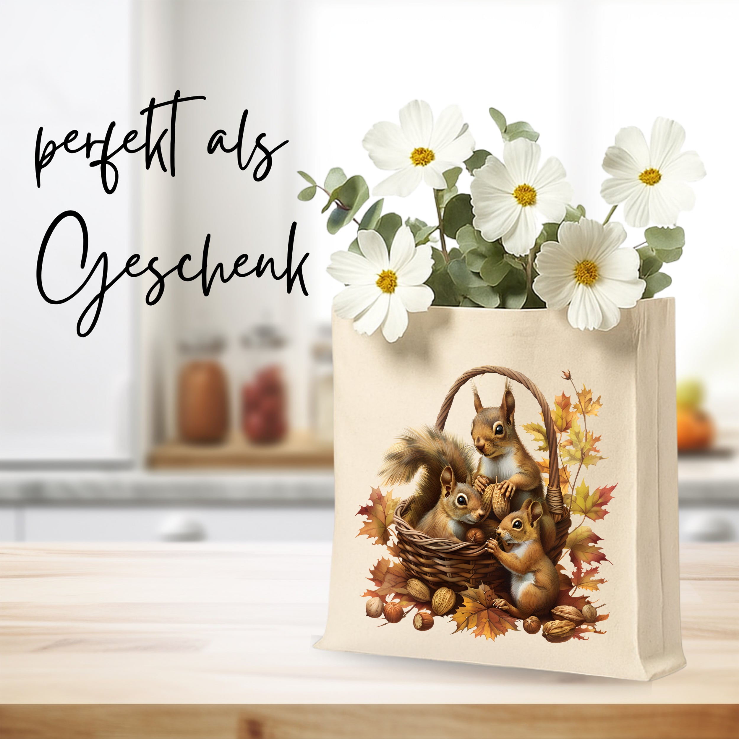 Geschenktüte mit Eichhörnchen-Motiv und Blumen.