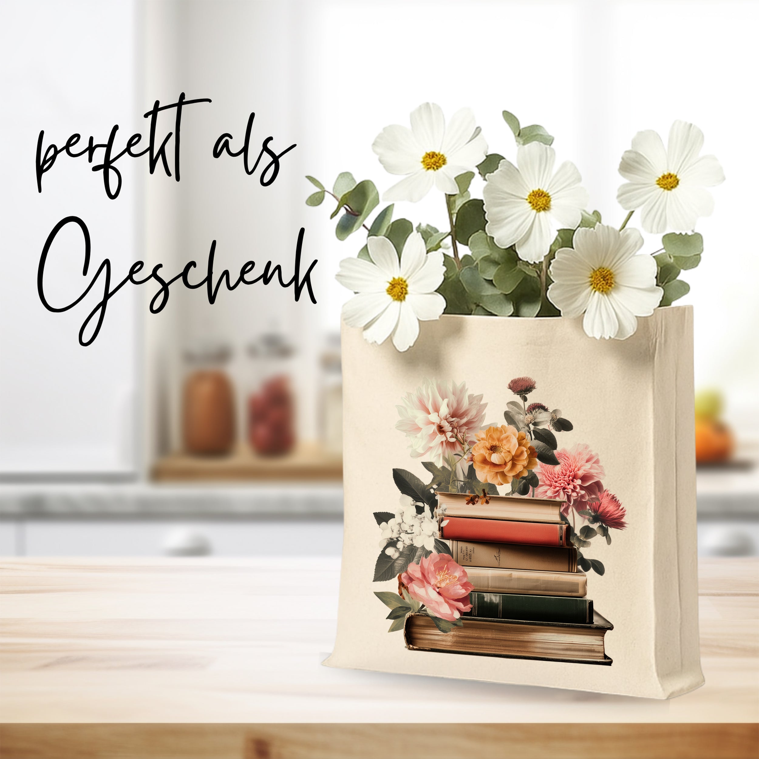Blumenstrauß in dekorativer Tasche mit Bücherdesign.