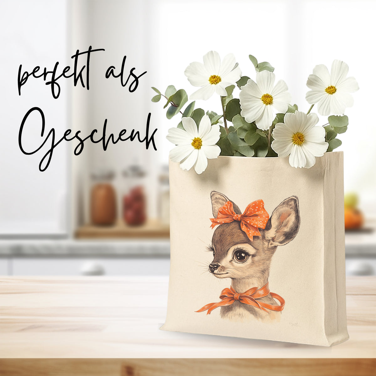 Beige Geschenktüte mit Reh-Motiv und weißen Blumen.