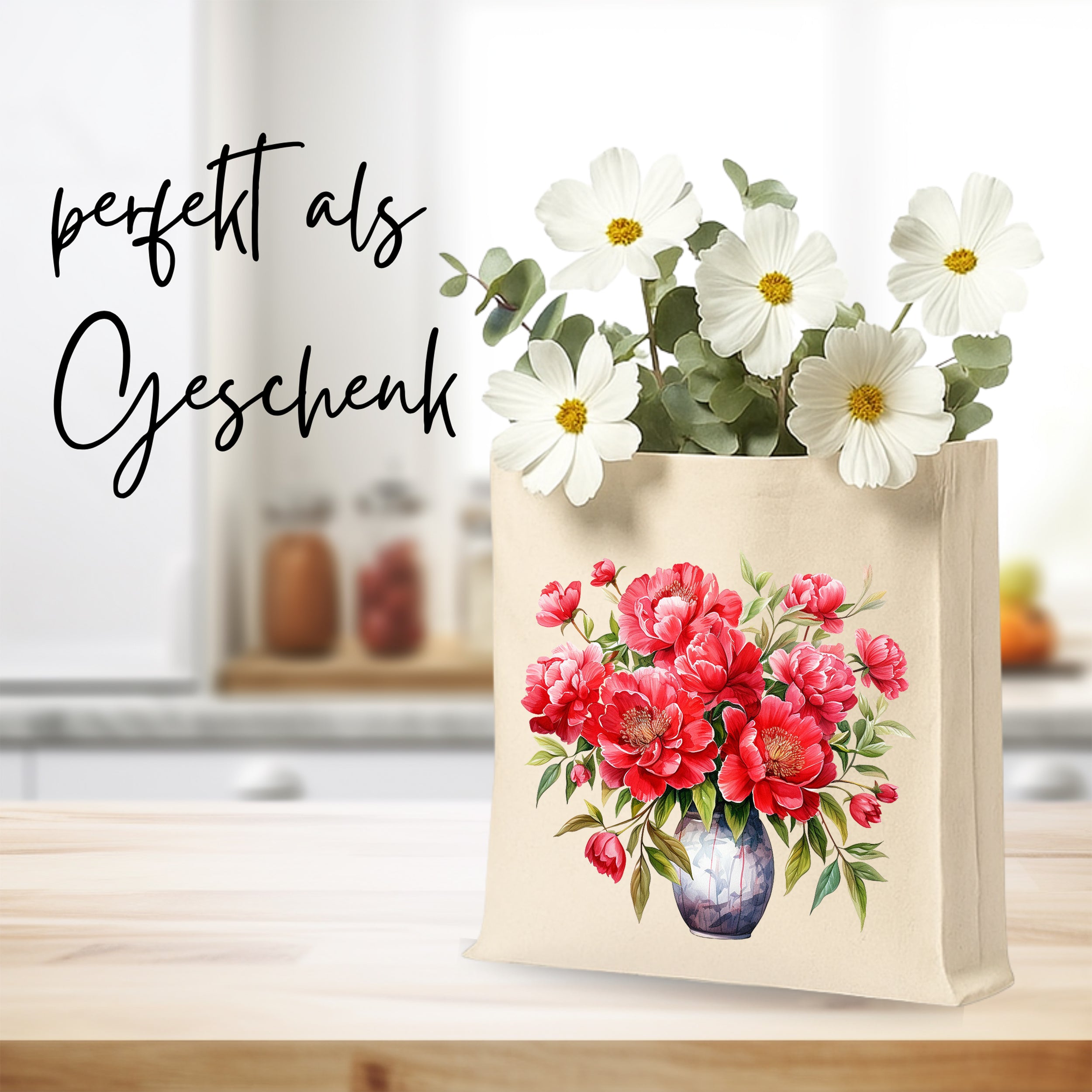 Blumenstrauß in dekorativer Tasche mit roten Blumen.