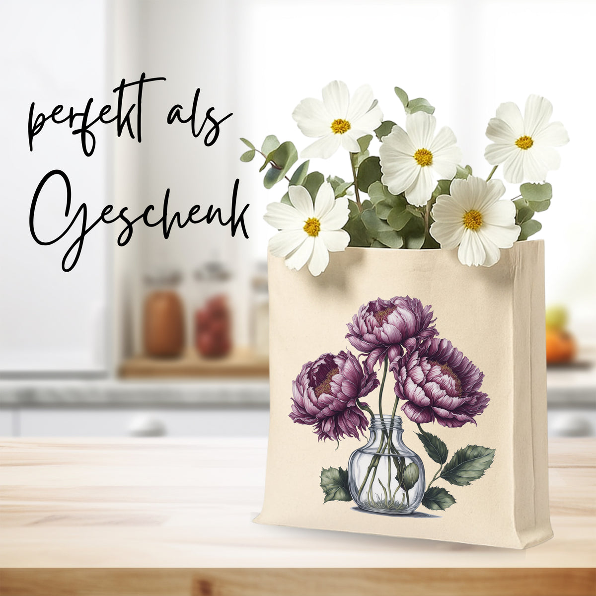 Blumenstrauß in dekorativer Tasche mit lila Pfingstrosen.