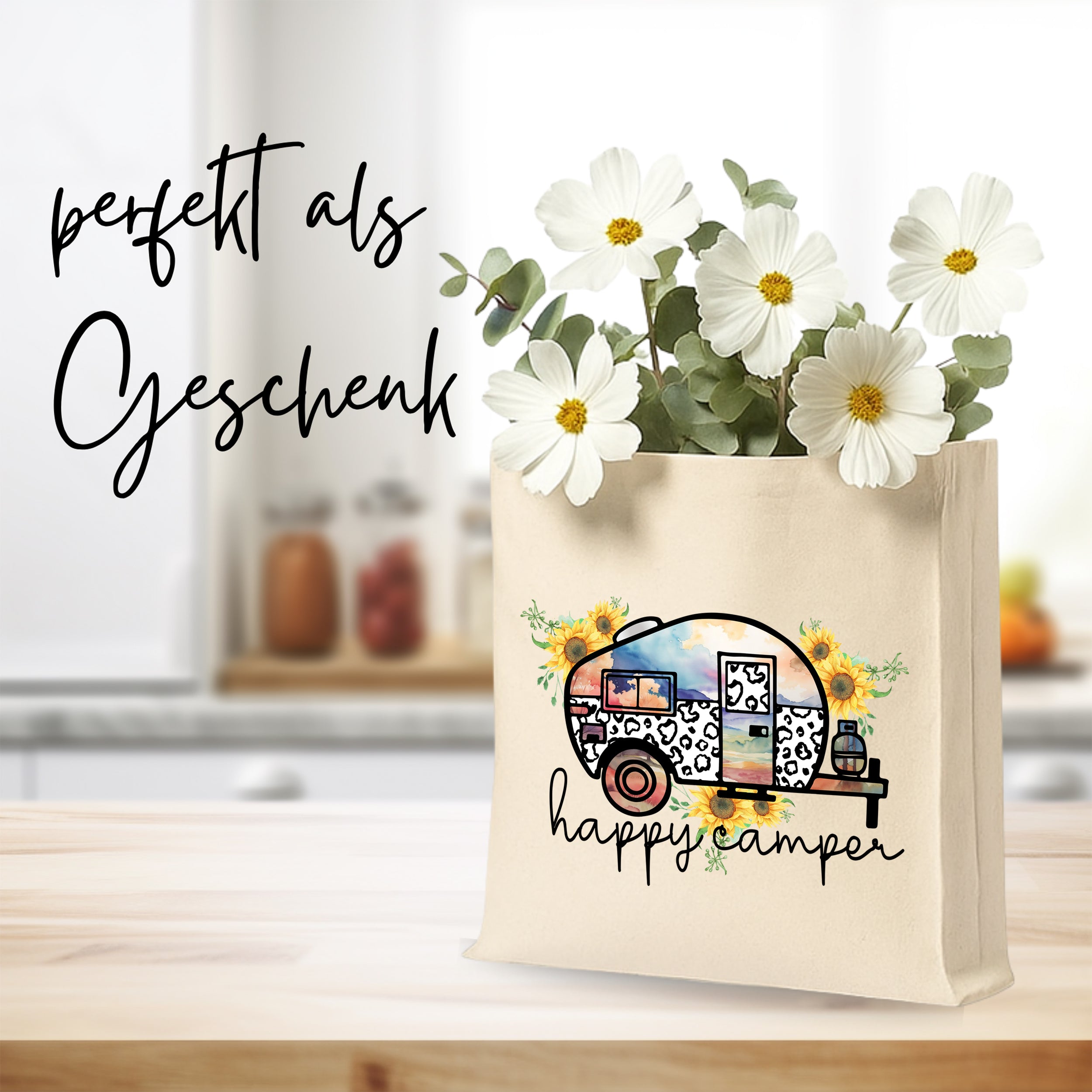Beige Geschenkbeutel mit Wohnwagen-Motiv und Blumen.