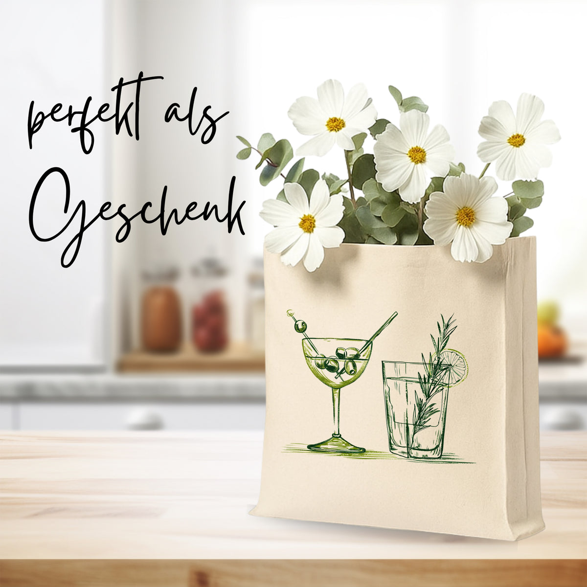 Beige Tasche mit Cocktail-Illustration und Blumen.