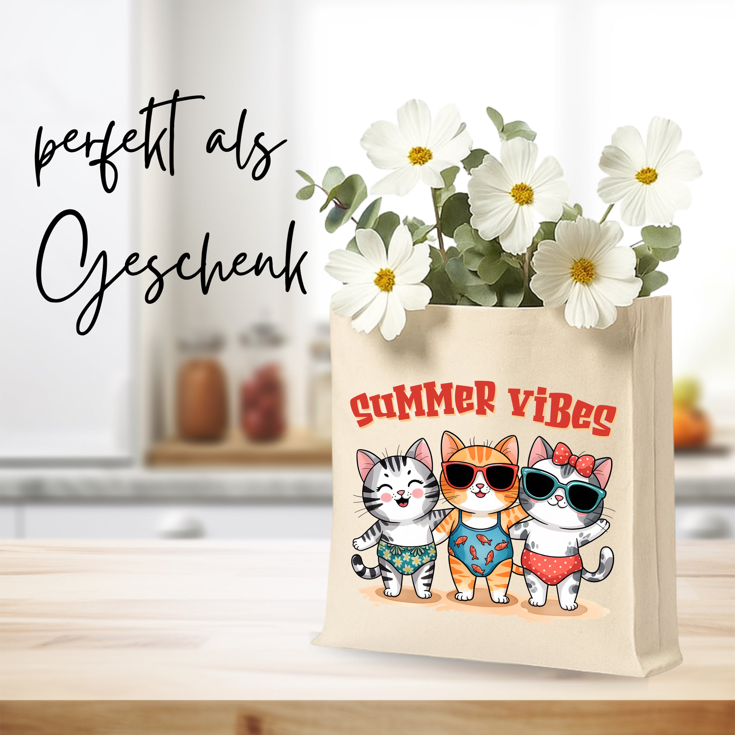 Tasche mit drei Katzen in Sommerkleidung und Blumen.