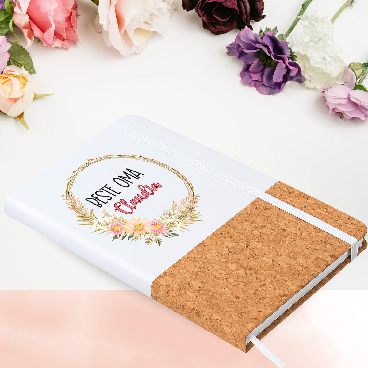 Notizbuch mit Korkeinband, floraler Gestaltung, weiß und braun.