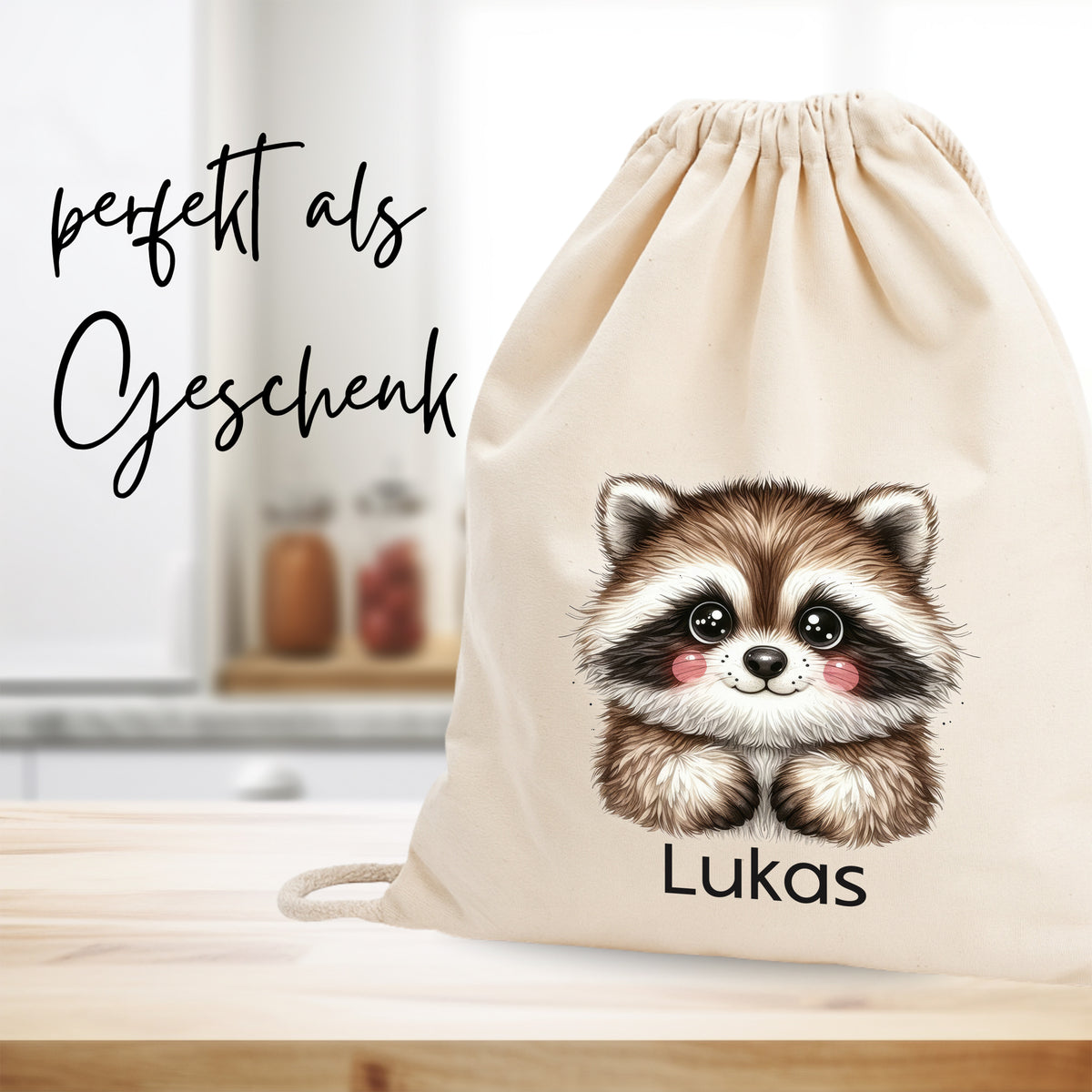 Beige Stoffbeutel mit niedlichem Waschbären und Namen Lukas.