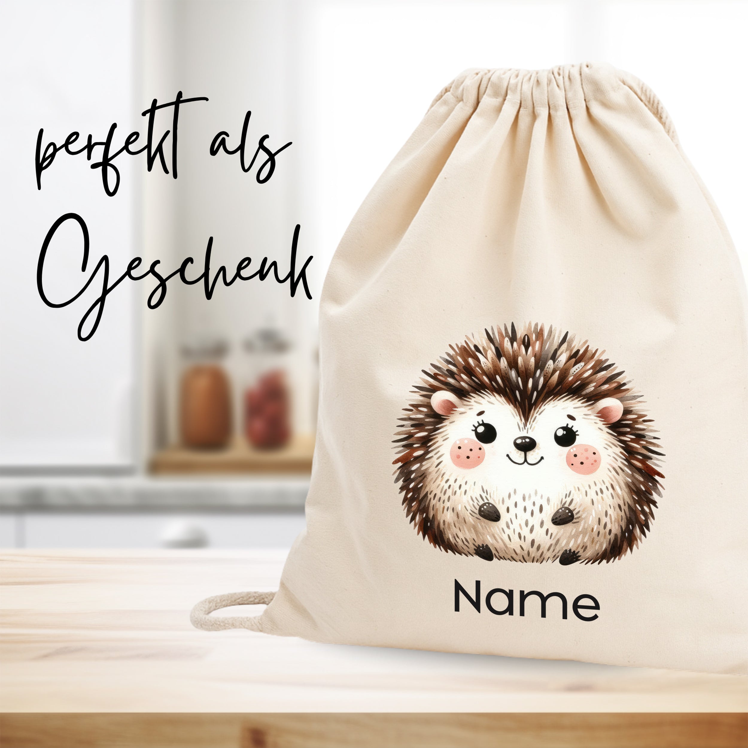 Beiger Stoffbeutel mit Igel-Motiv und personalisierbarem Namen.