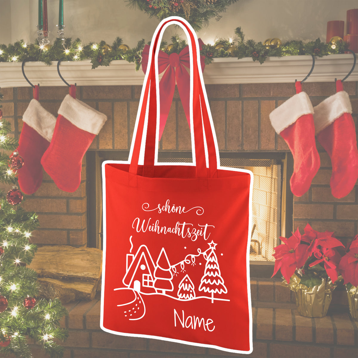 Rote Weihnachts-Tasche mit Haus- und Baum-Motiv, personalisierbar.