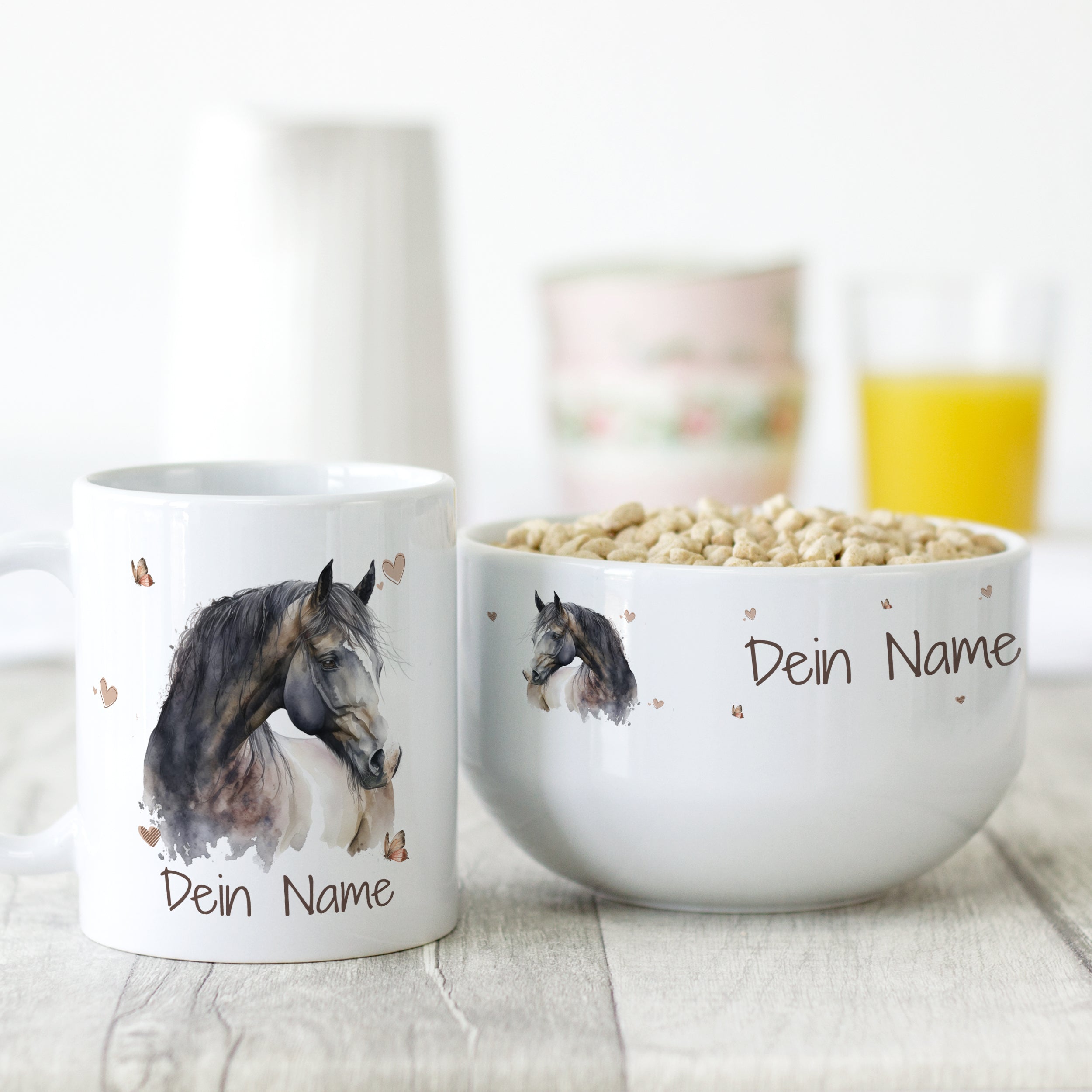Tasse und Schüssel mit Pferdemotiv und personalisiertem Namen.