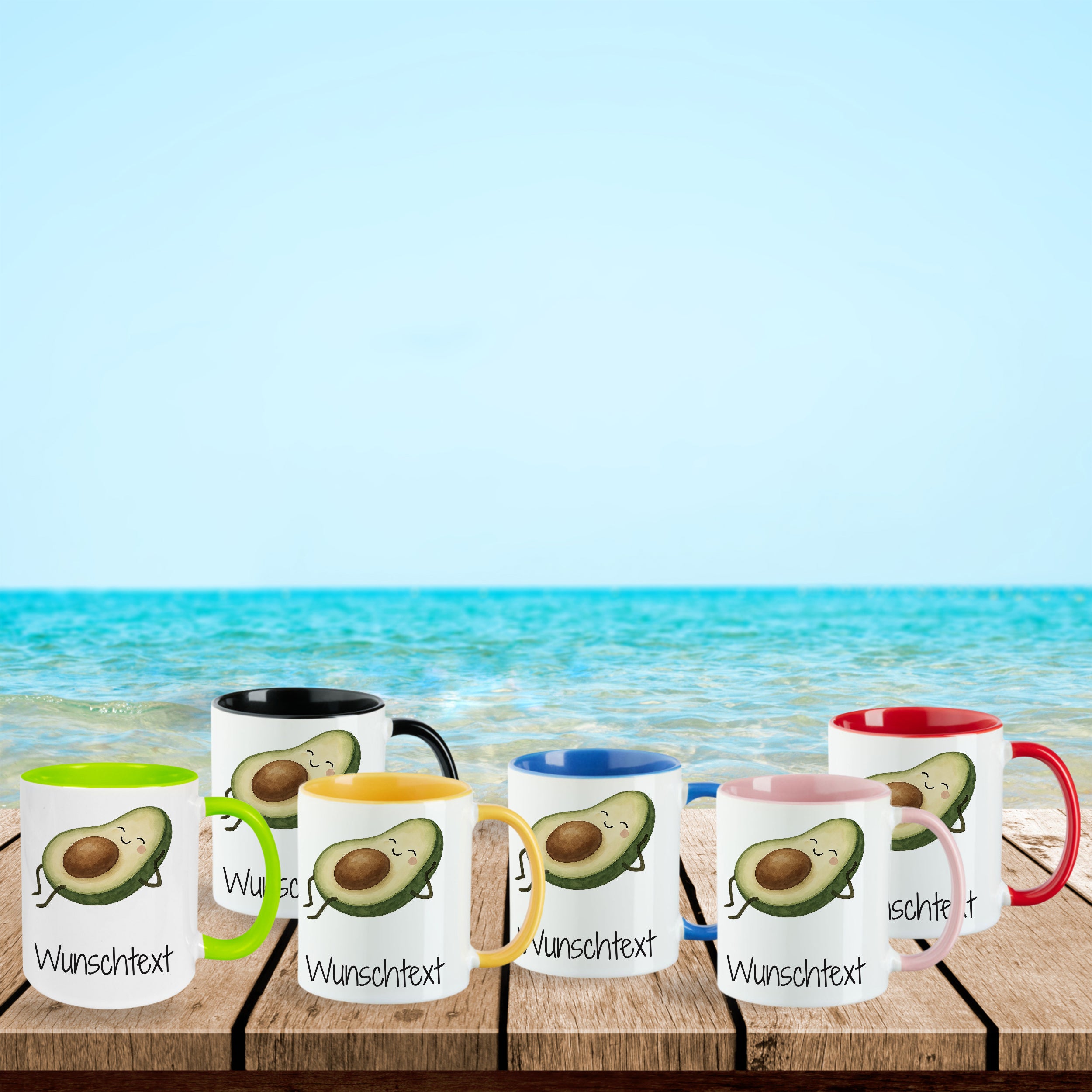 Bunte Kaffeetassen mit Avocado-Motiv und Wunschtext.