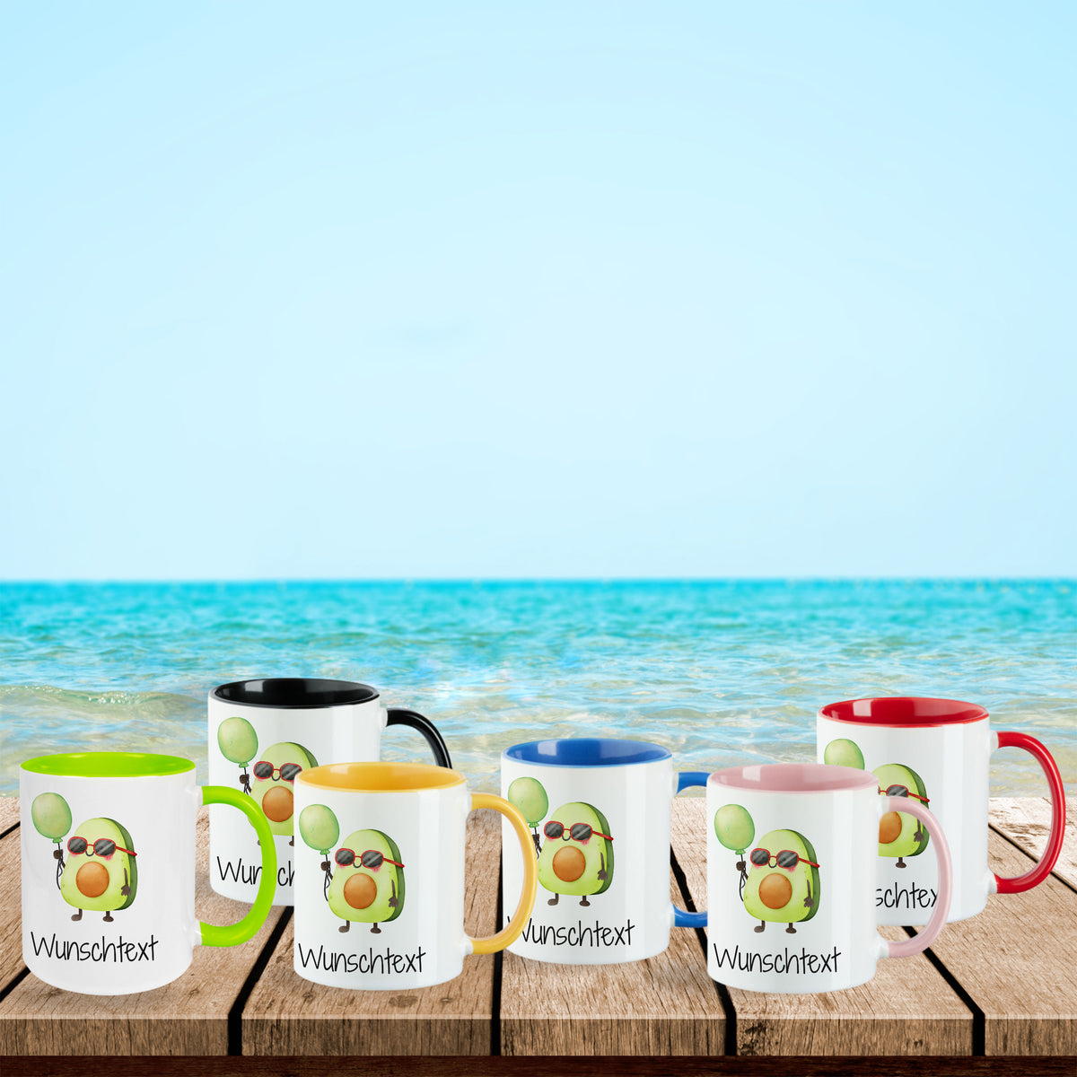 Bunte Tassen mit Wunschtext und fröhlichem Motiv am Strand.