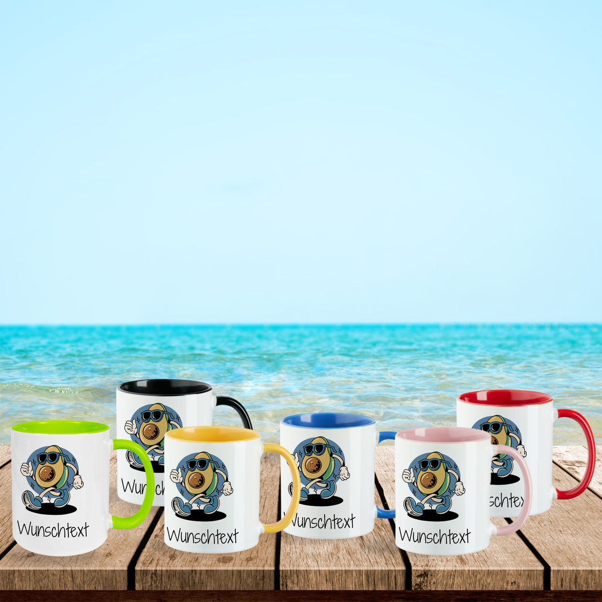 Bunte Tassen mit individuellem Wunschtext am Strand.