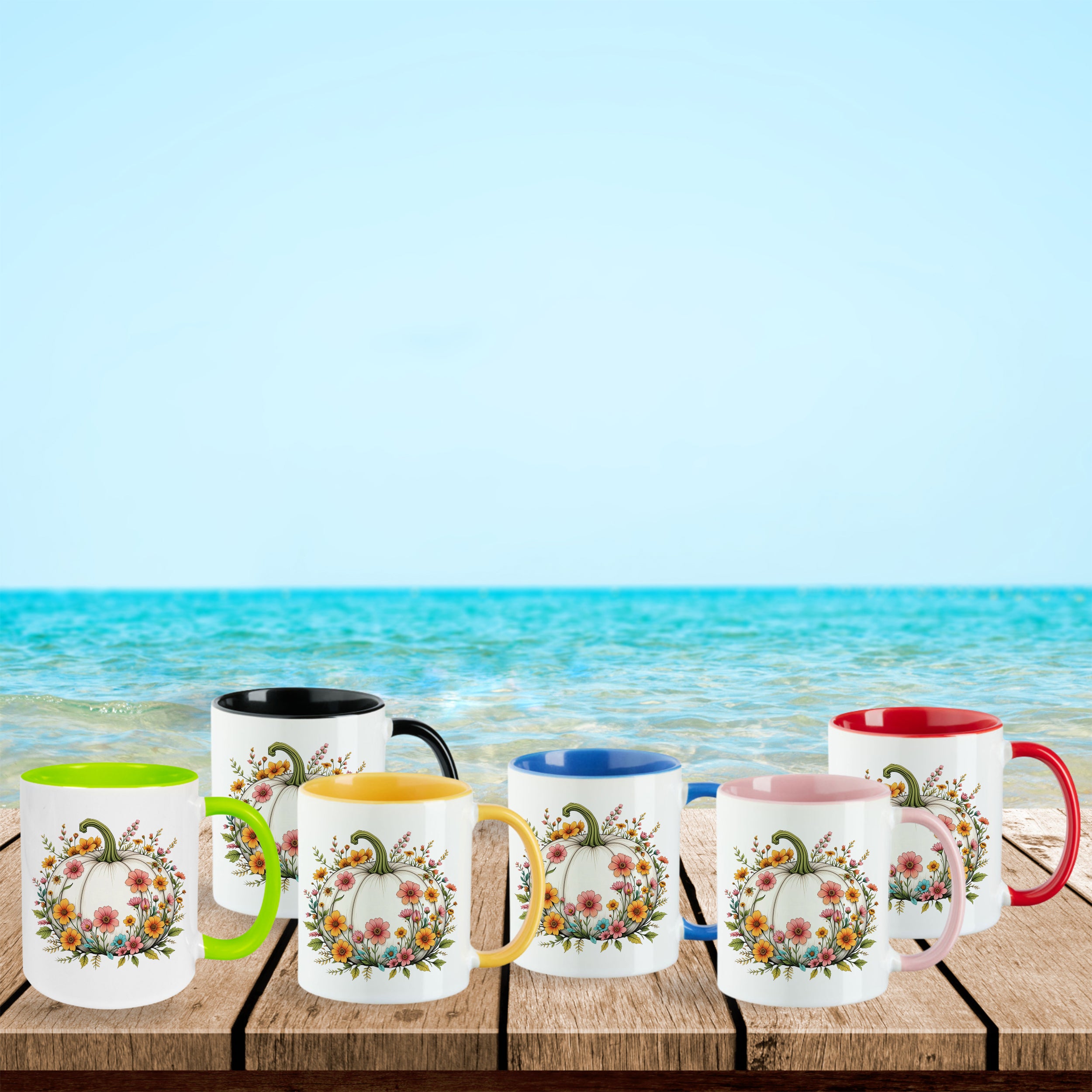 Bunte Tassen mit floralen Motiven am Strand.