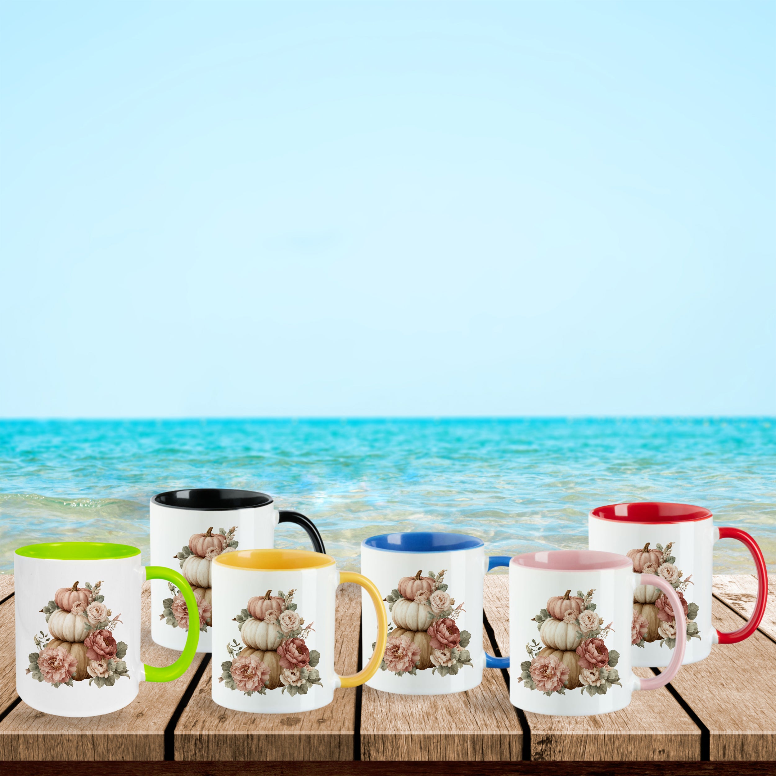 Bunte Tassen mit Kürbis-Design am Strand.