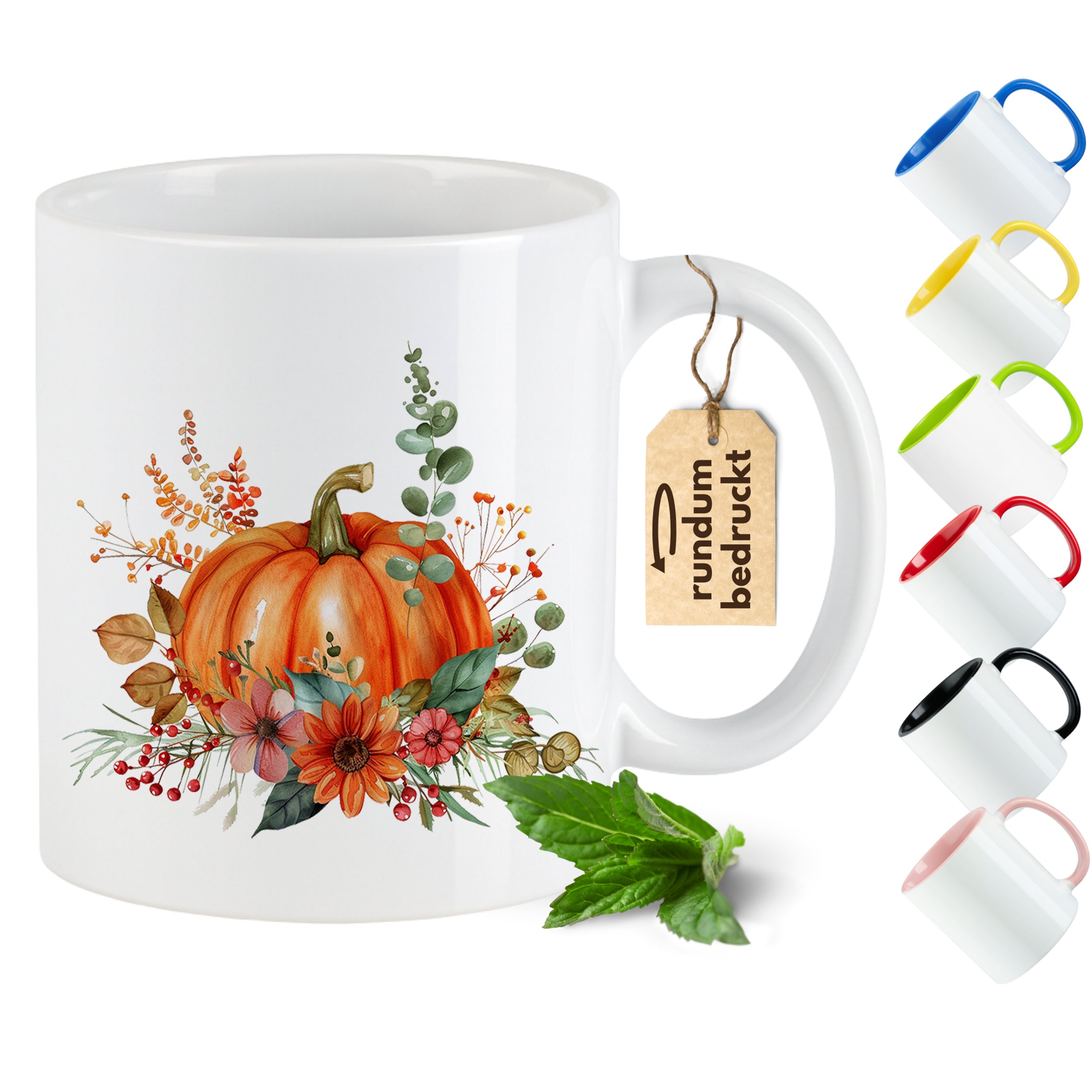 Weißer Kaffeebecher mit Kürbis- und Blumenmotiv.