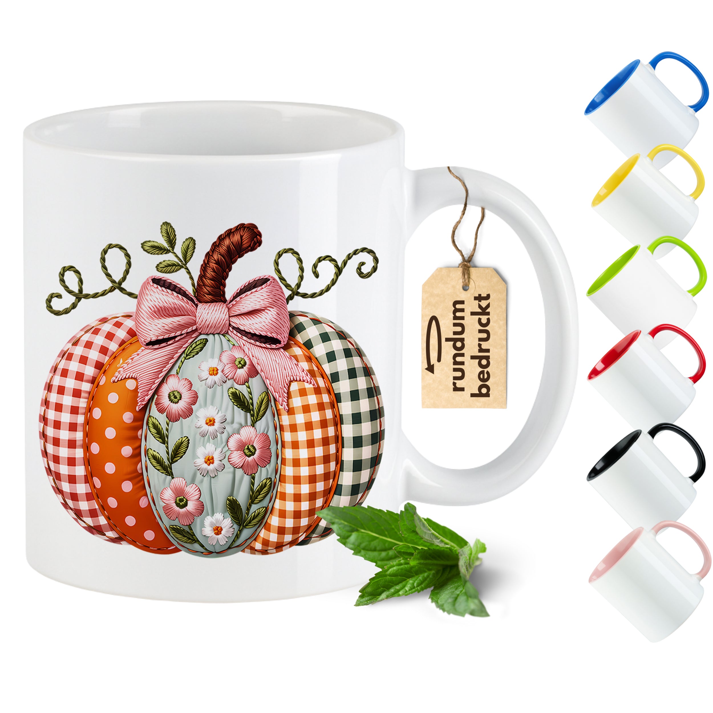 Tasse mit buntem Kürbis-Motiv und Schleife.