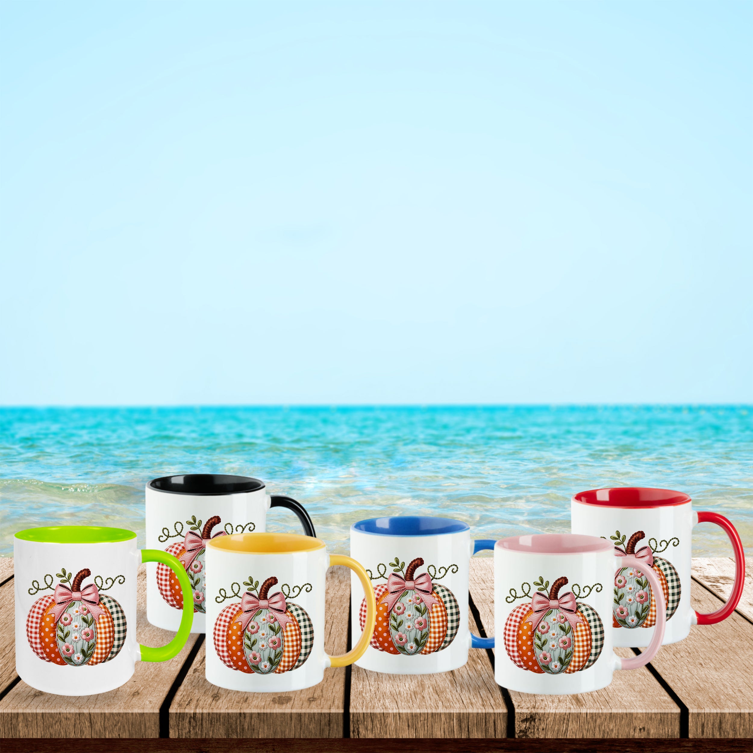 Bunte Tassen mit Kürbisdesign am Strand.