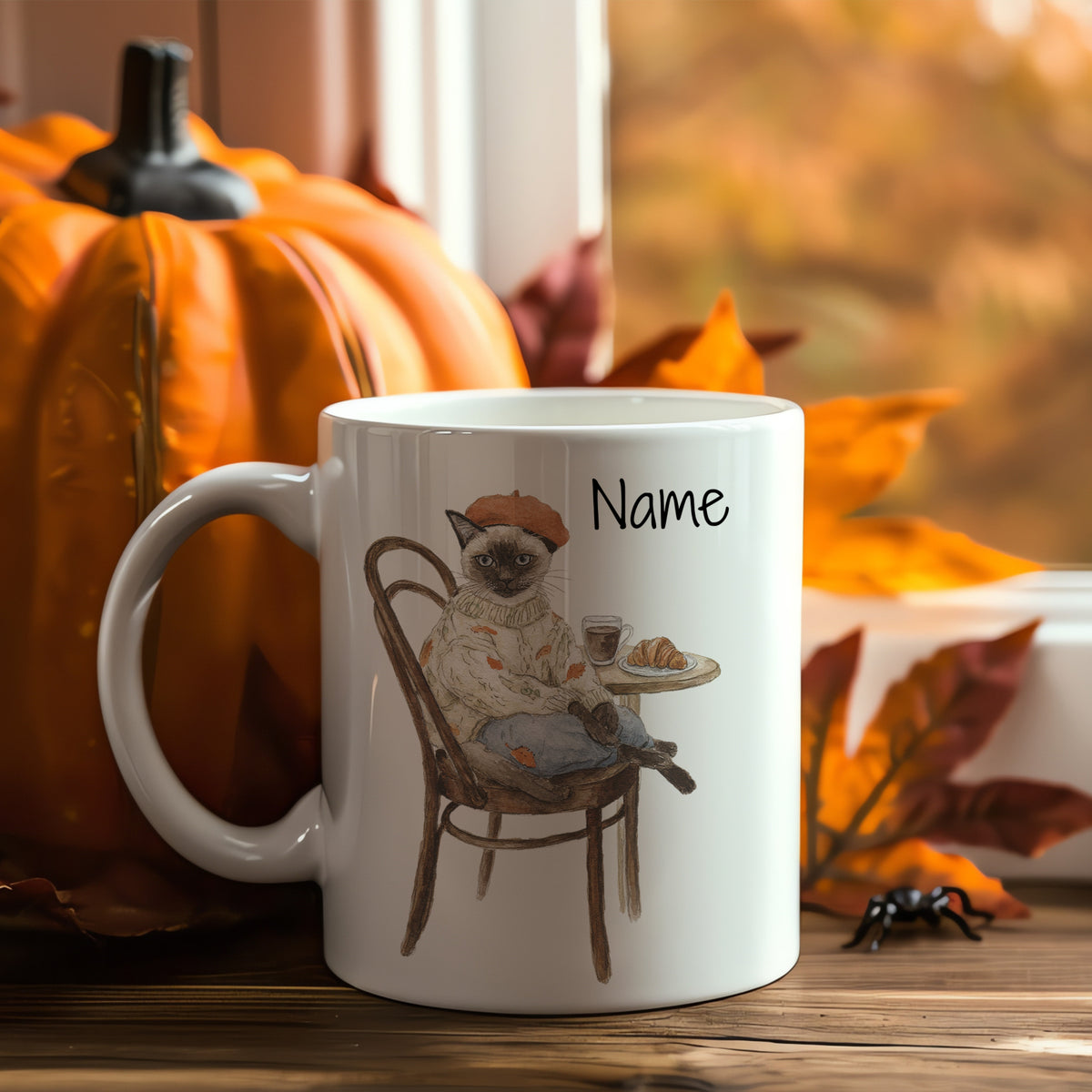 Weißer Kaffeebecher mit katzenartigem Charakter und herbstlichem Hintergrund.