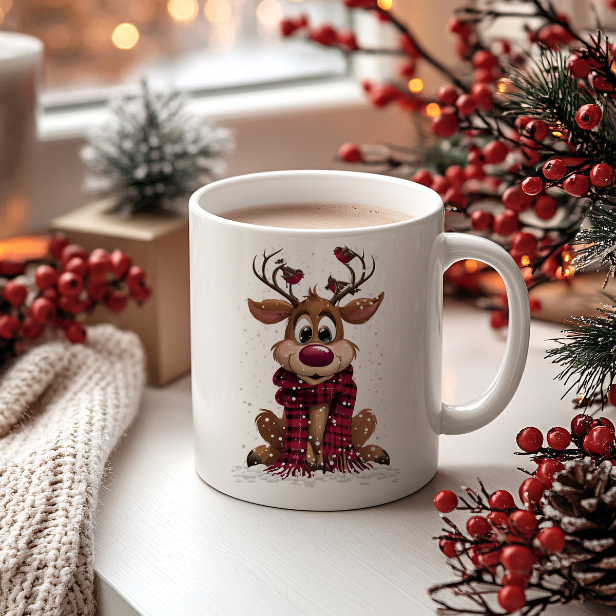 Kaffeetasse mit Rentier-Motiv, braun und rot, winterlich dekoriert.