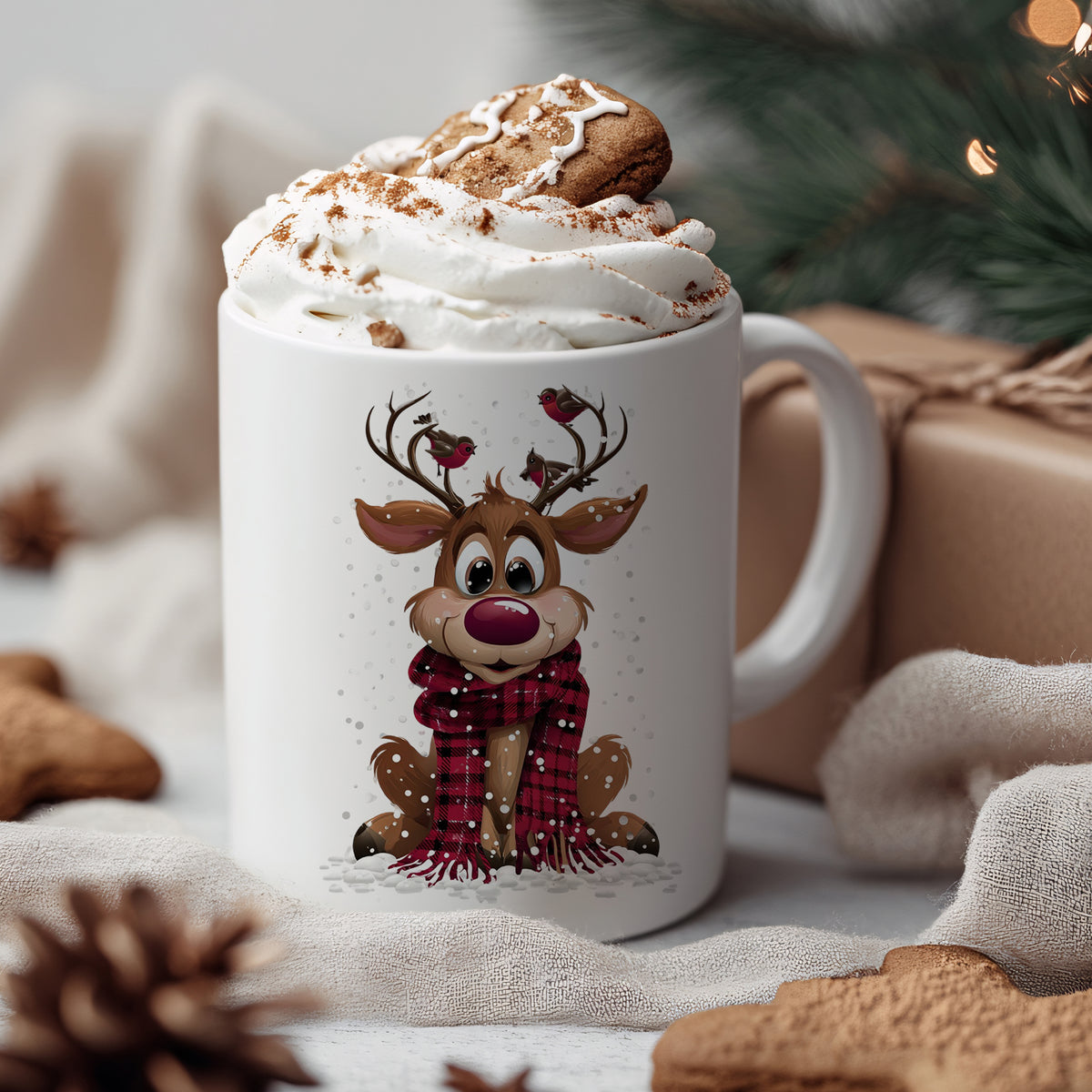 Kaffeetasse mit Rentier-Motiv, rotkariertem Schal, Sahne und Keks.