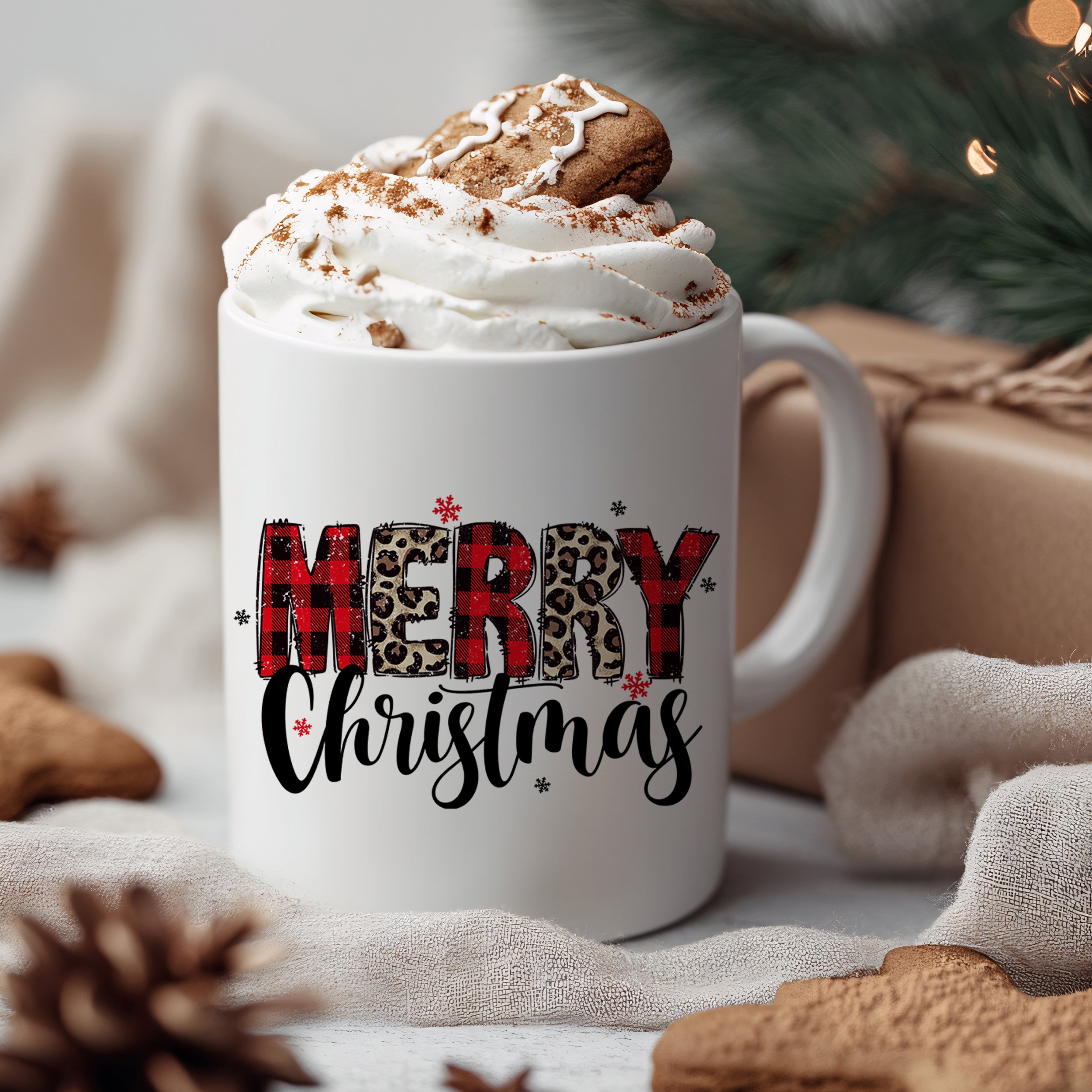 Weißer Becher mit "MERRY CHRISTMAS" in Rot und Schwarz.