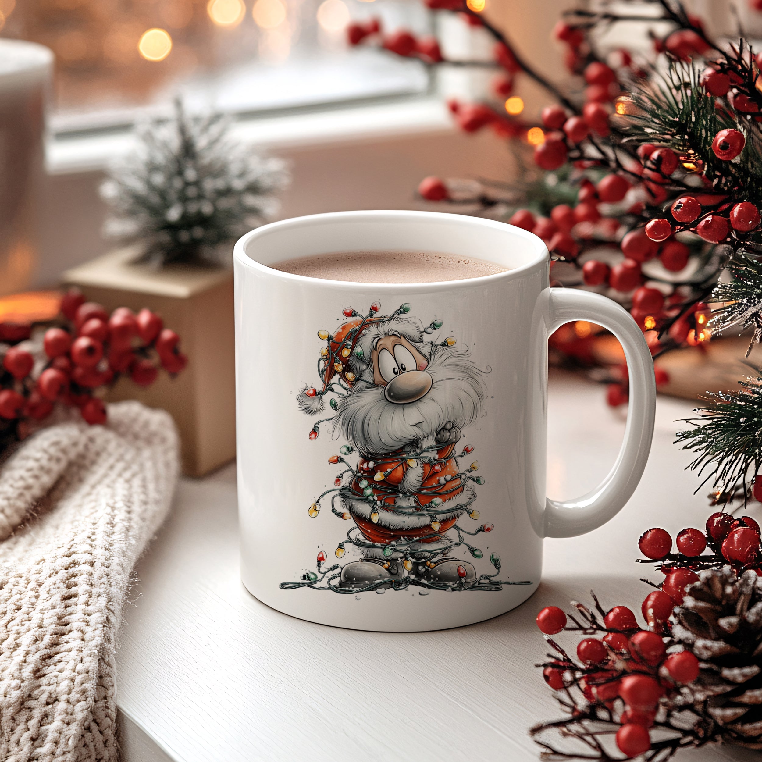 Weißer Kaffeebecher mit Weihnachtsmann-Motiv und bunten Lichtern.