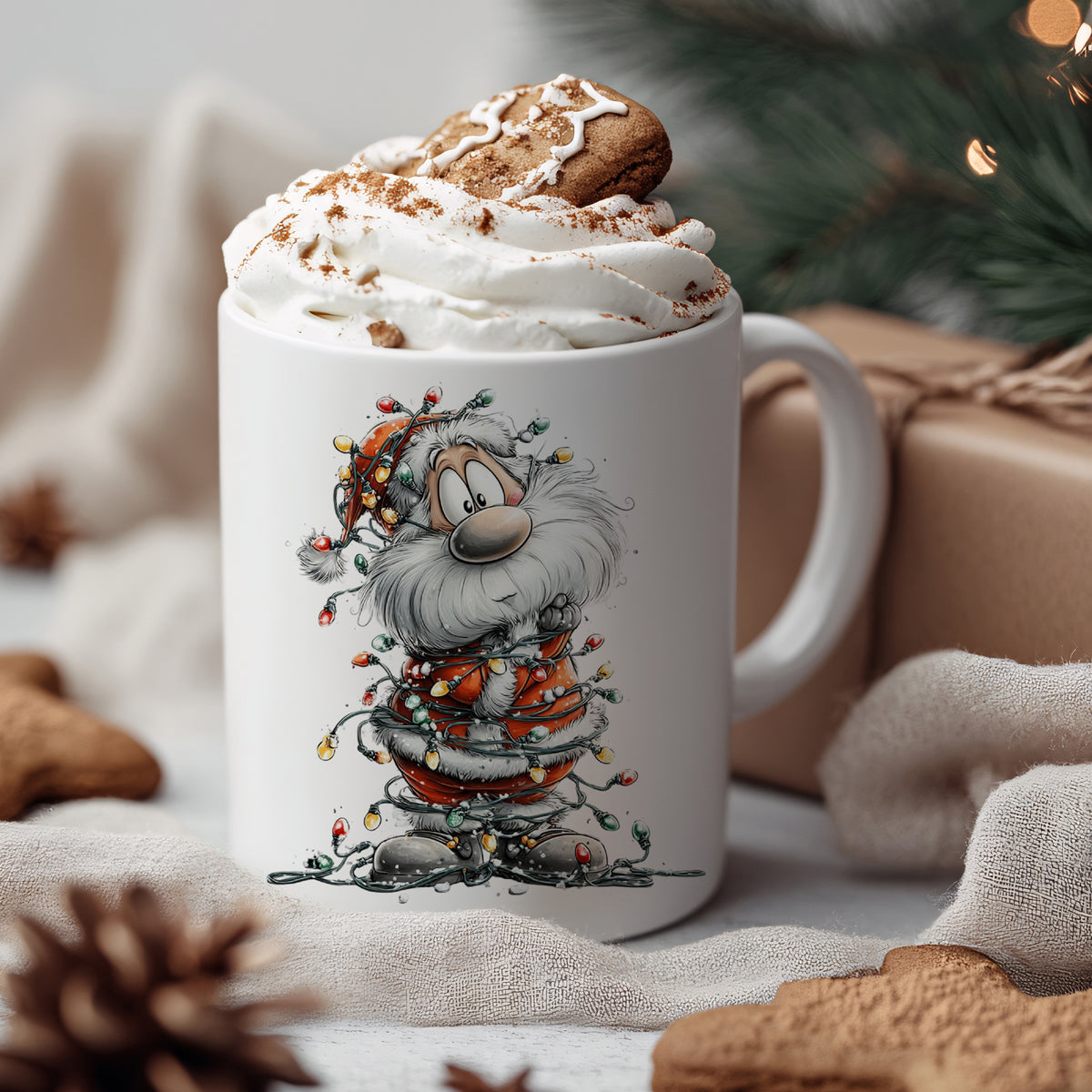 Weißer Becher mit lustigem Weihnachtsmann und Lichtern.