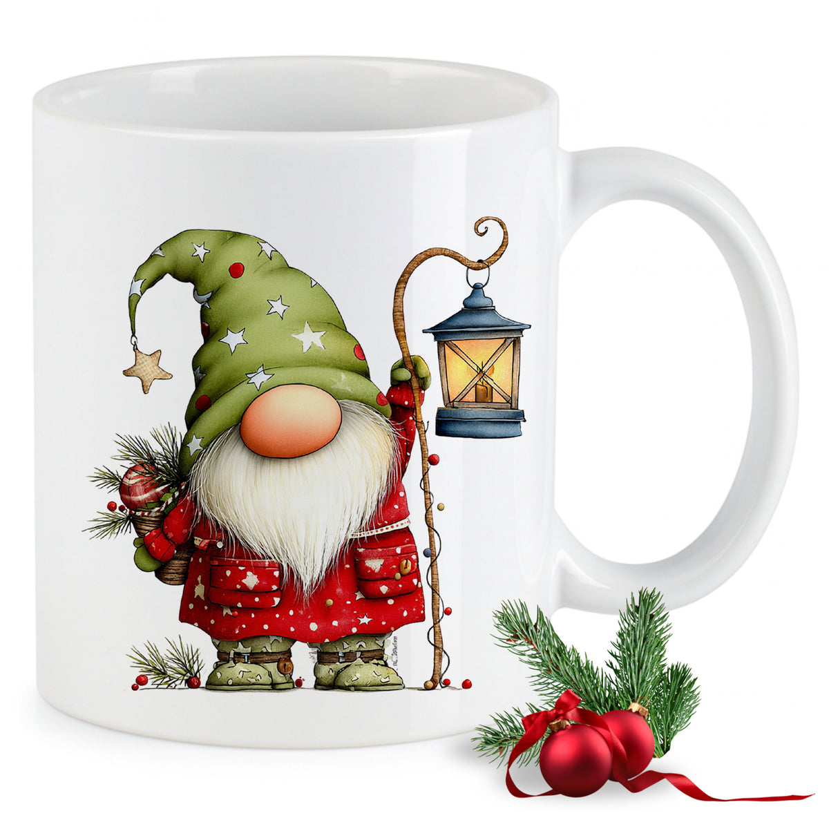 Weißer Becher mit Weihnachtszwerg, grüner Mütze und Laterne.