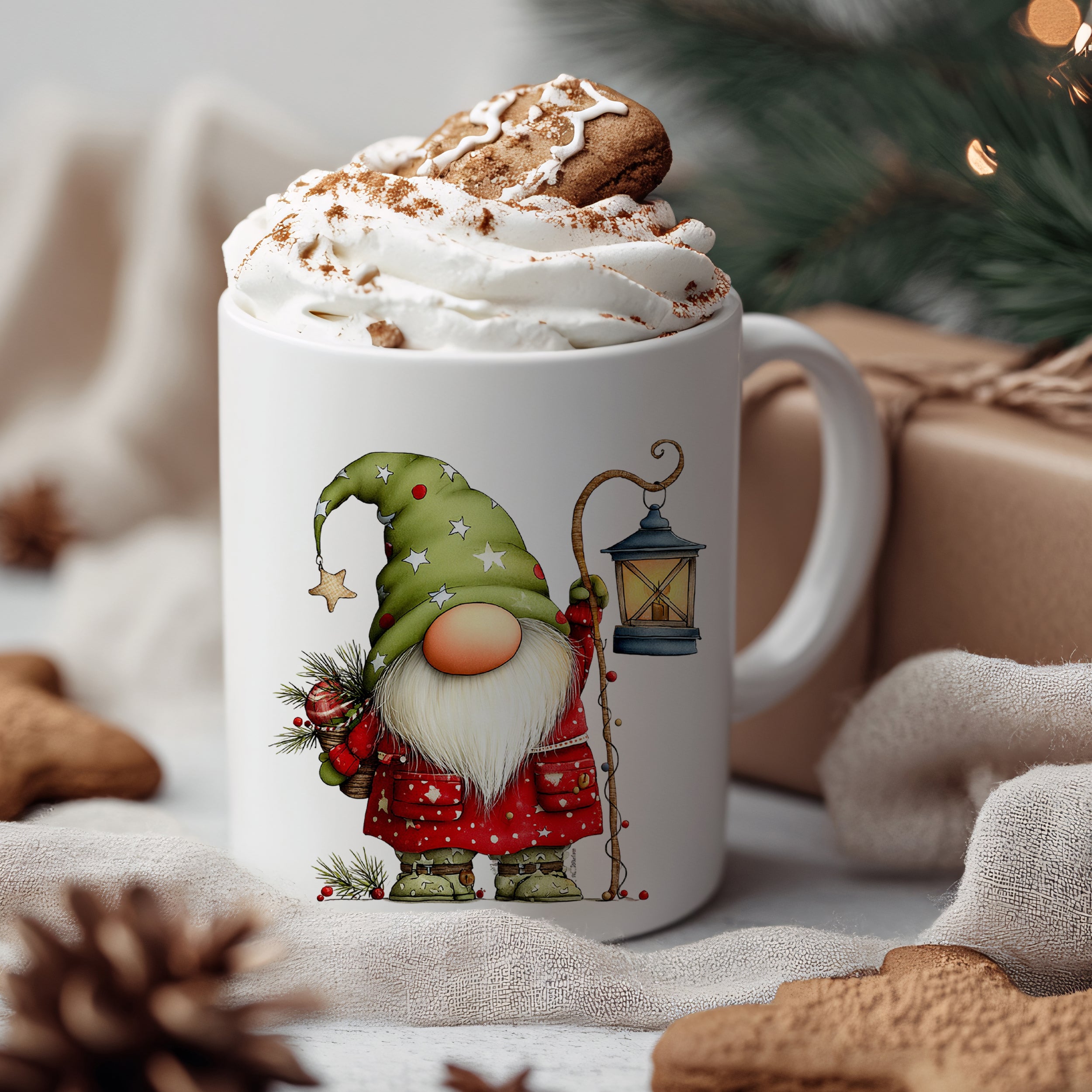 Weißer Becher mit Weihnachtsgnom, grüner Mütze und Laterne.